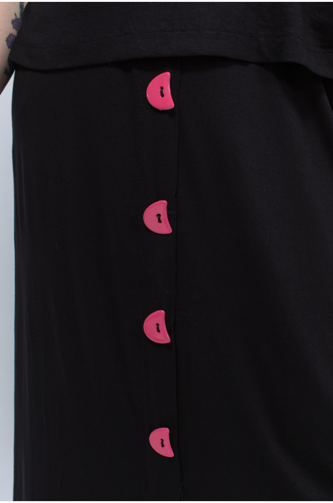 Стильний костюм футболка+спідниця з яскравими декоративними гудзиками батал