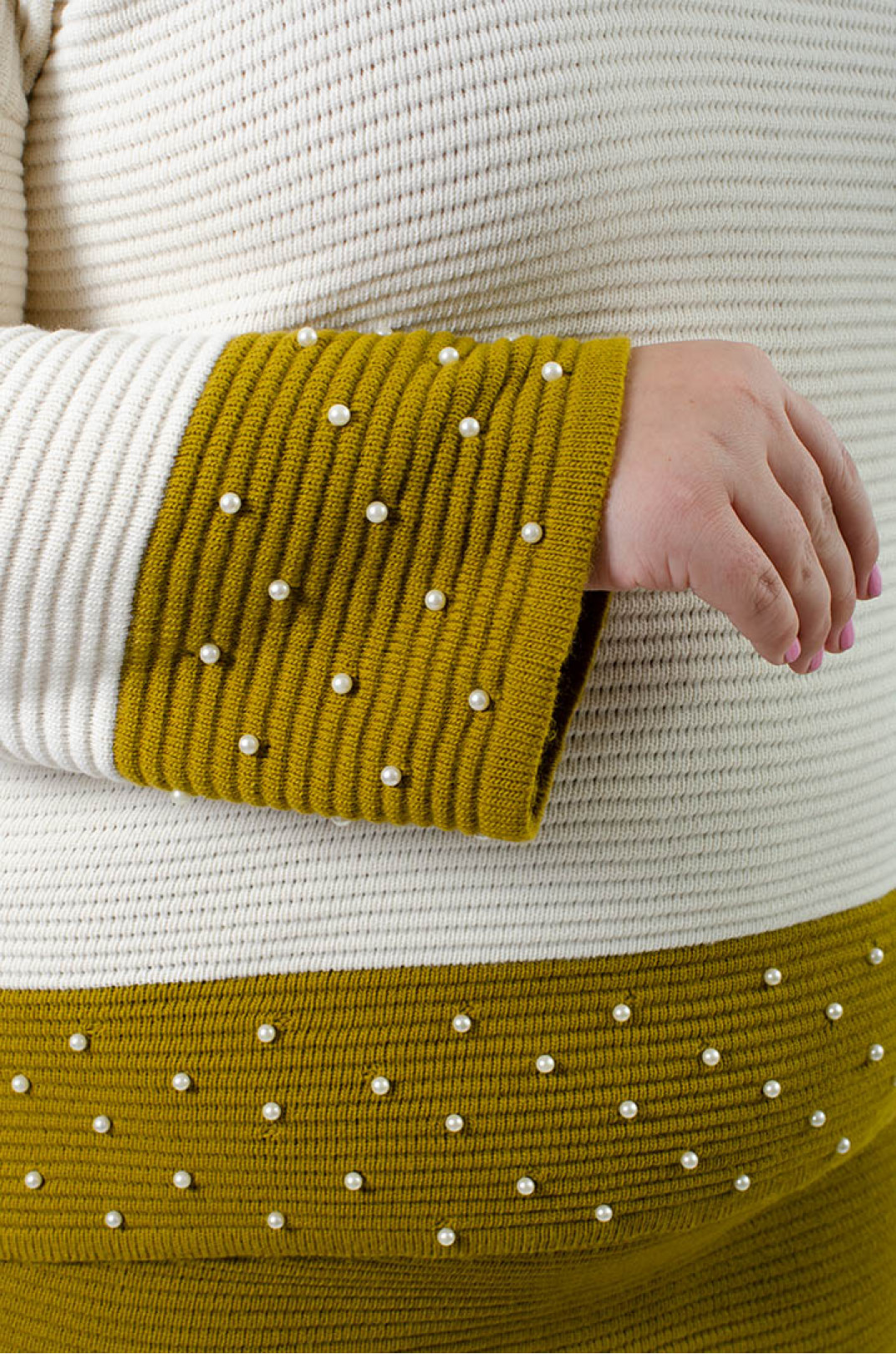 Костюм вязаный свитер и юбка декорированный жемчугом супер батал