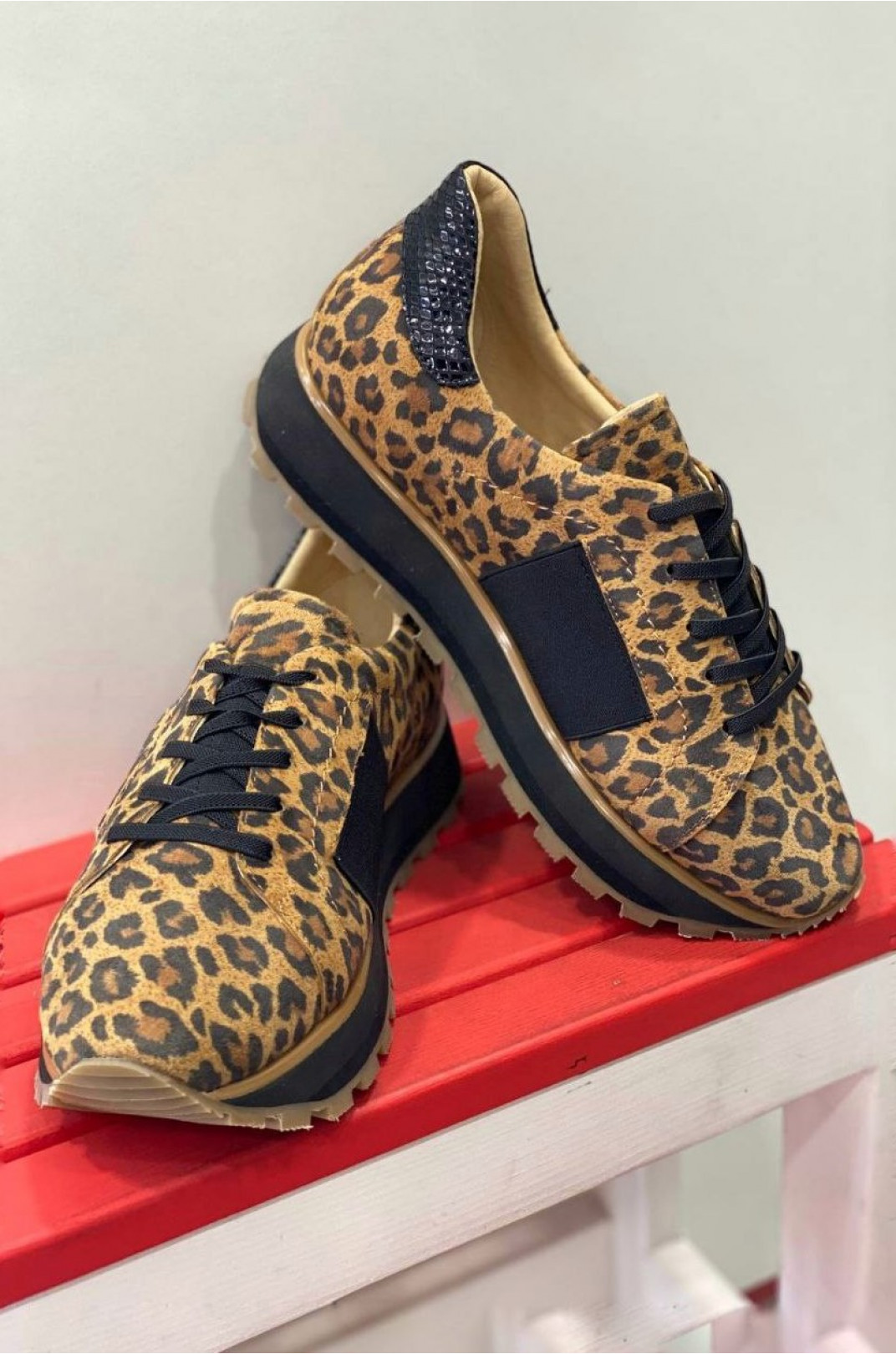 Леопардові кросівки великіх розмірів