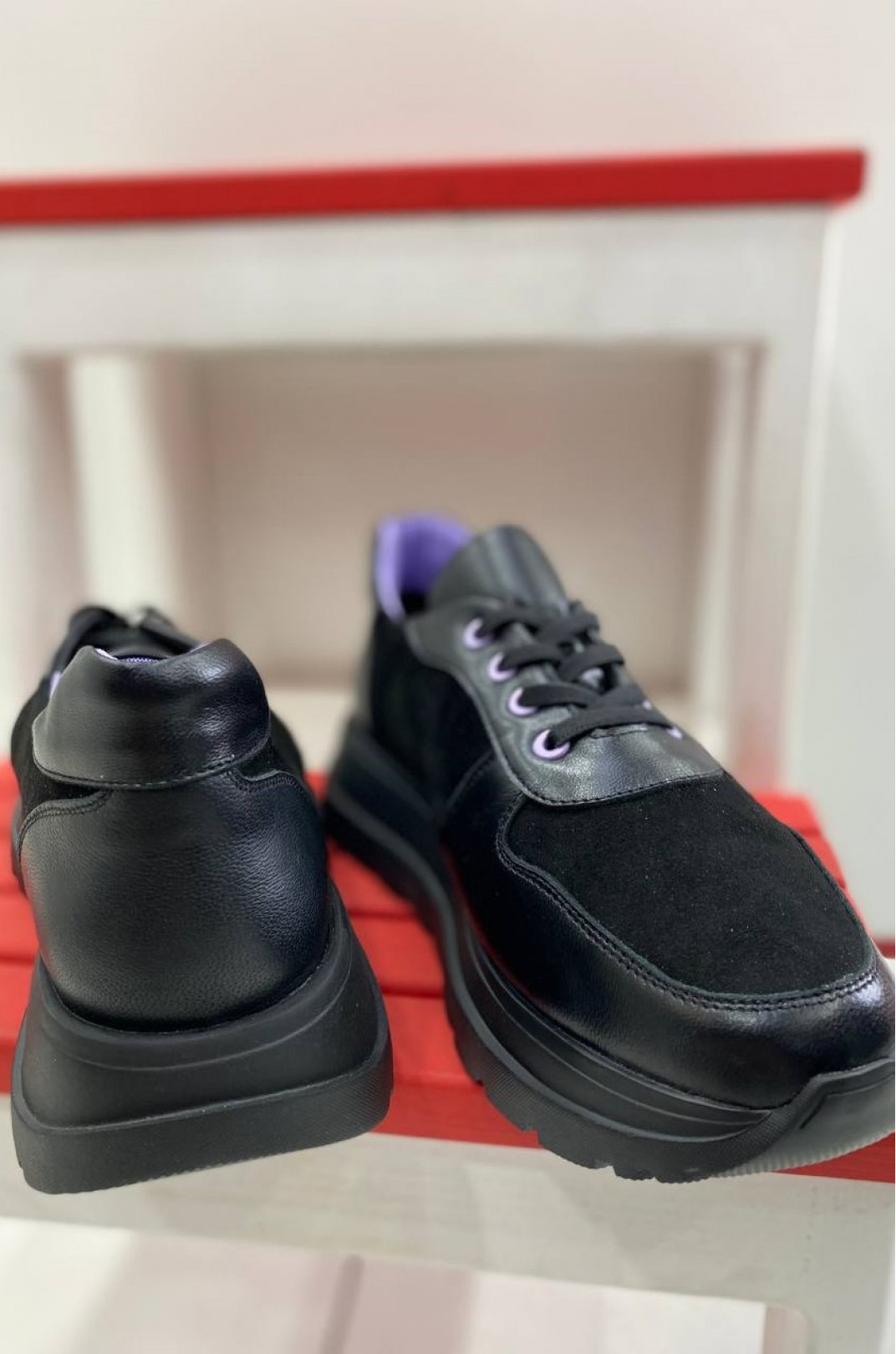 Чорні кросівки великих розмірів