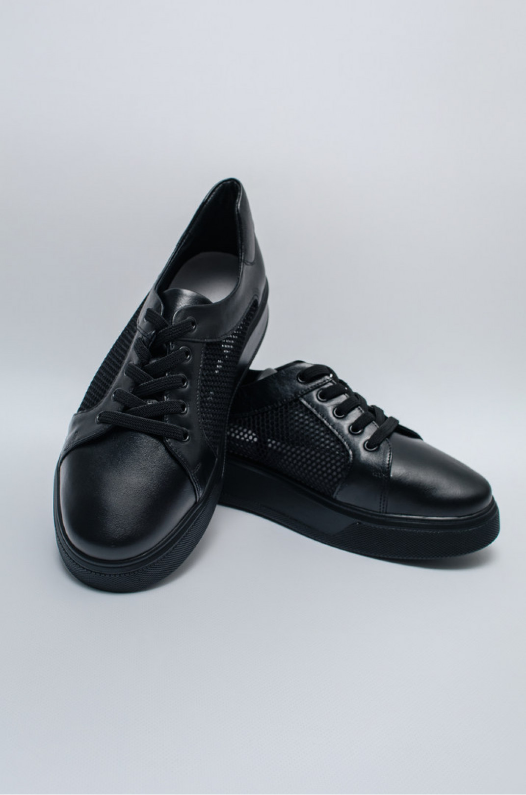 Чорні кросівки зі вставками із крупної сітки великих розмірів