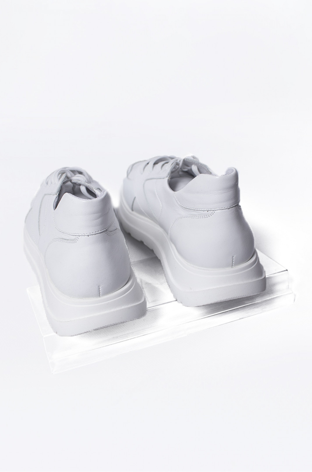 Біли зручні кросівки на пишні ніжки великих розмірів
