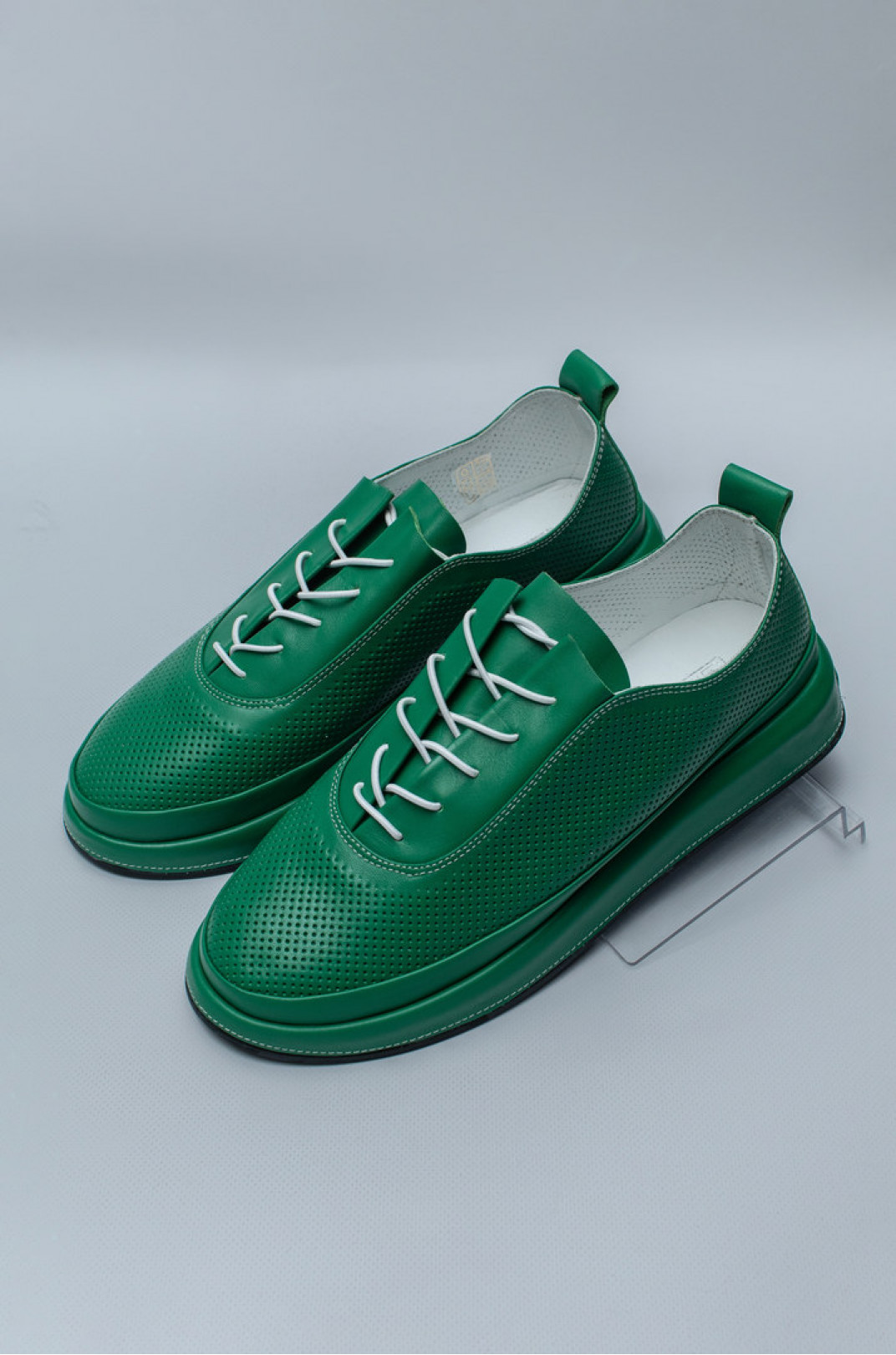 Зеленые кроссовки с перфорацией больших размеров
