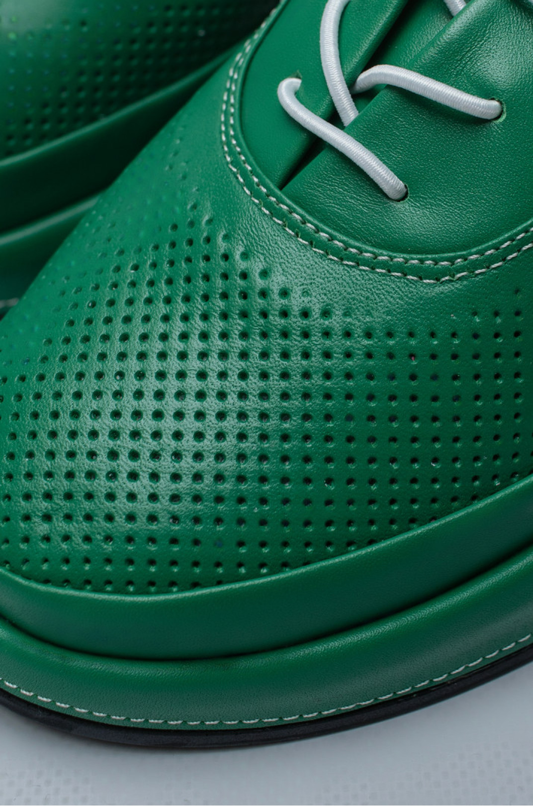 Зеленые кроссовки с перфорацией больших размеров