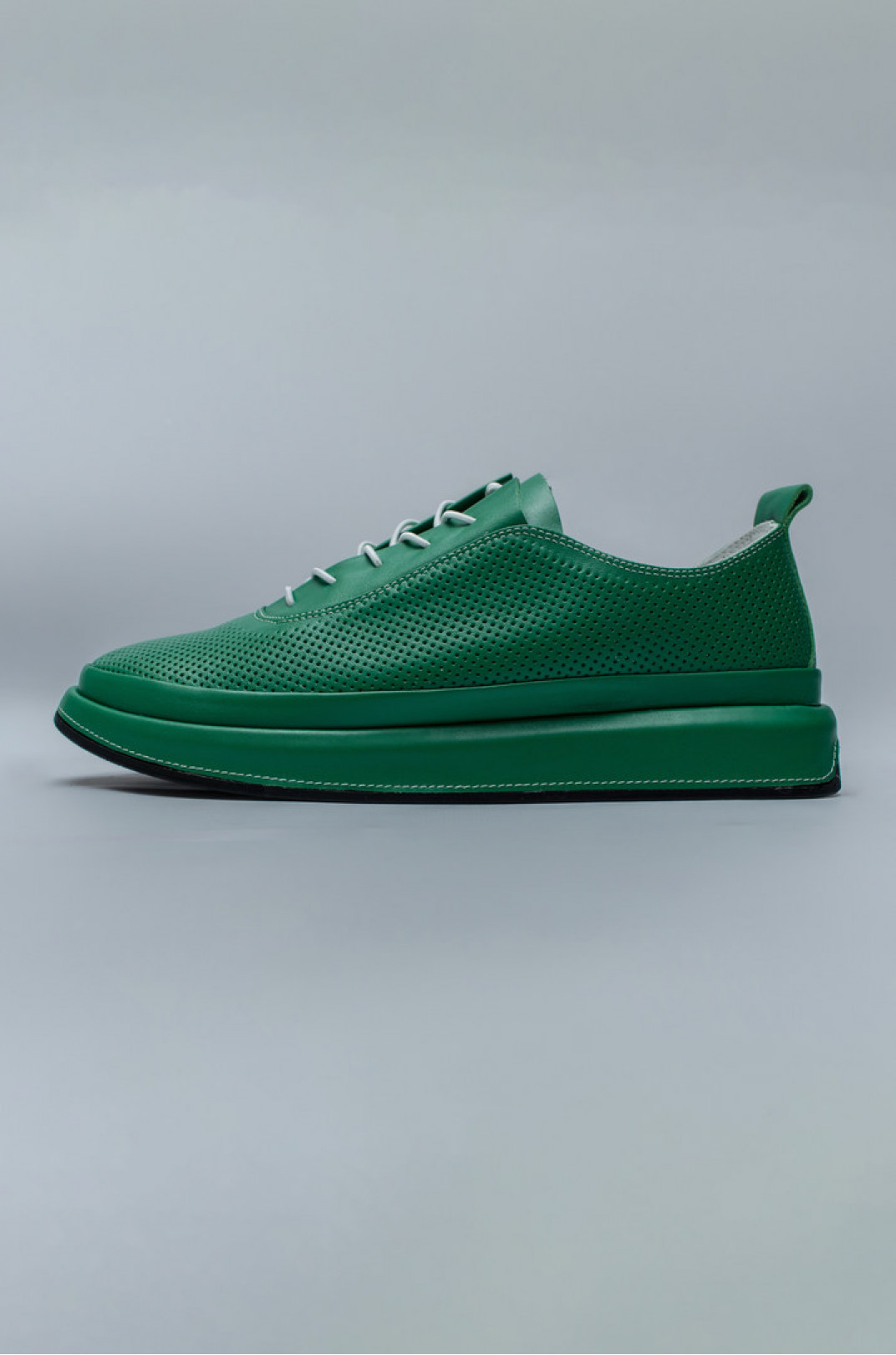 Зелені кросівки з перфорацією великих розмірів