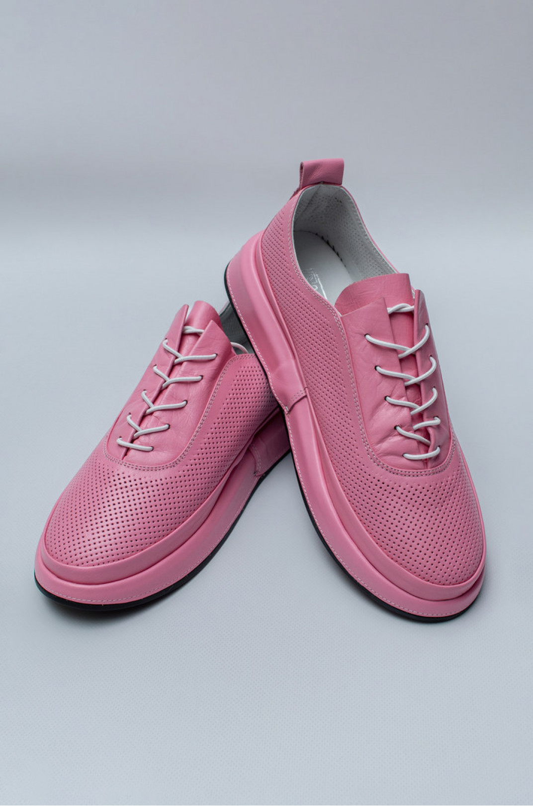 Рожеві кросівки з перфорацією великих розмірів