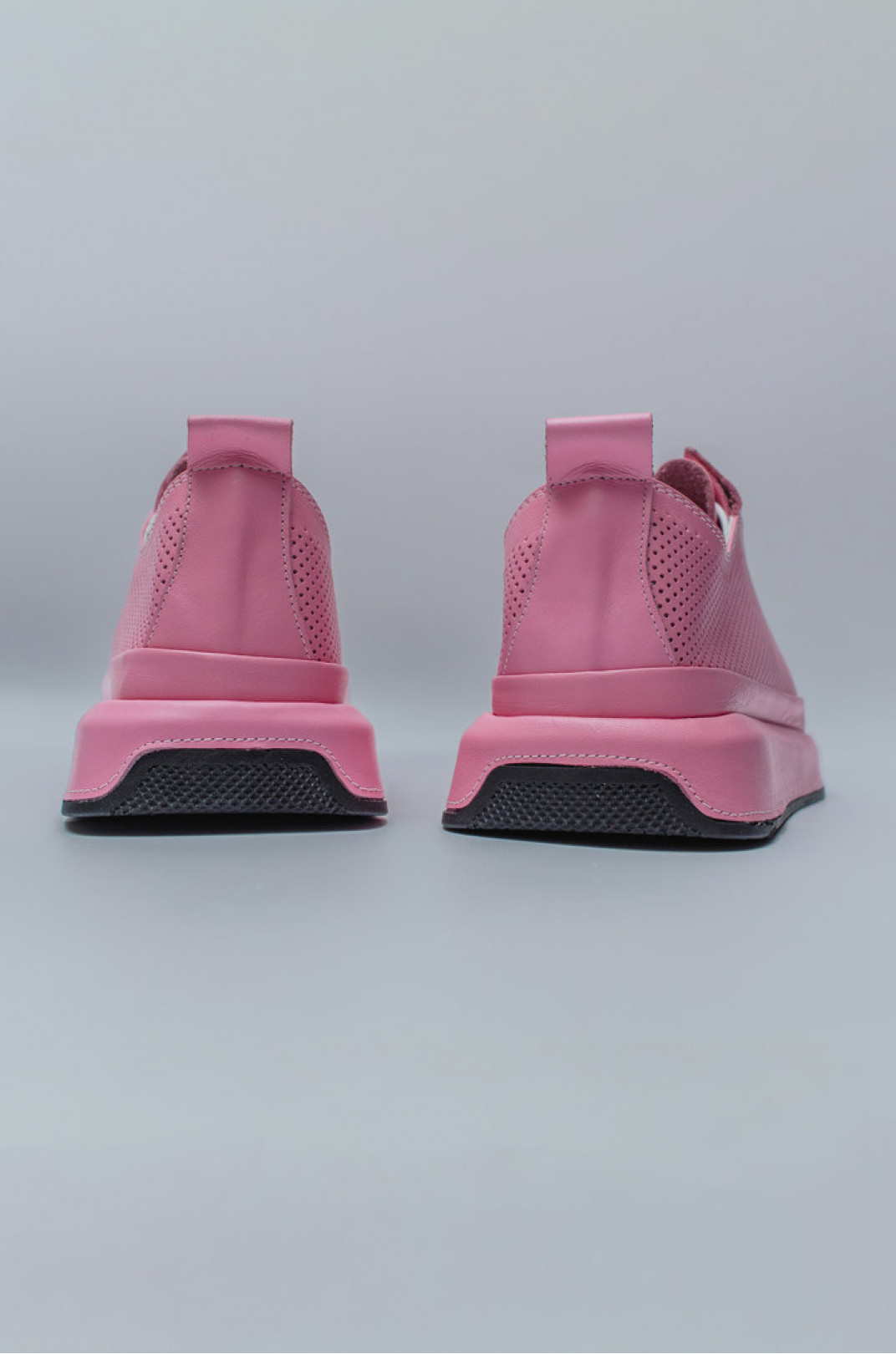 Рожеві кросівки з перфорацією великих розмірів
