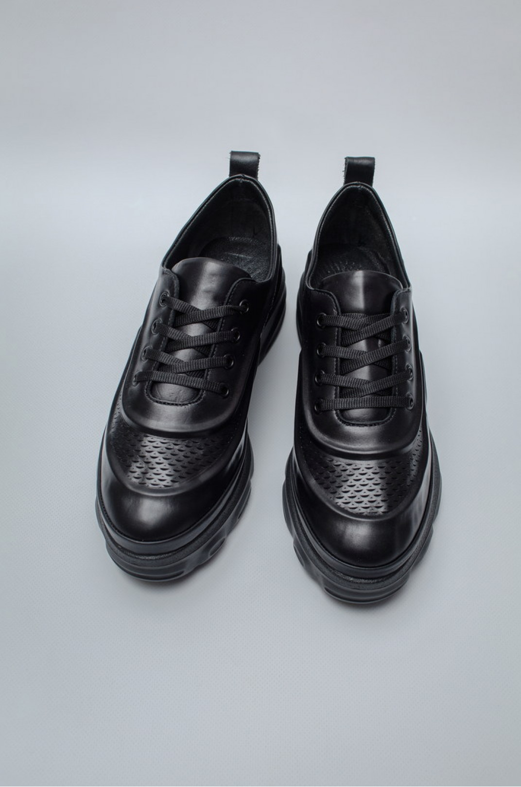 Чорні шкіряні кросівки з перфорацією великих розмірів