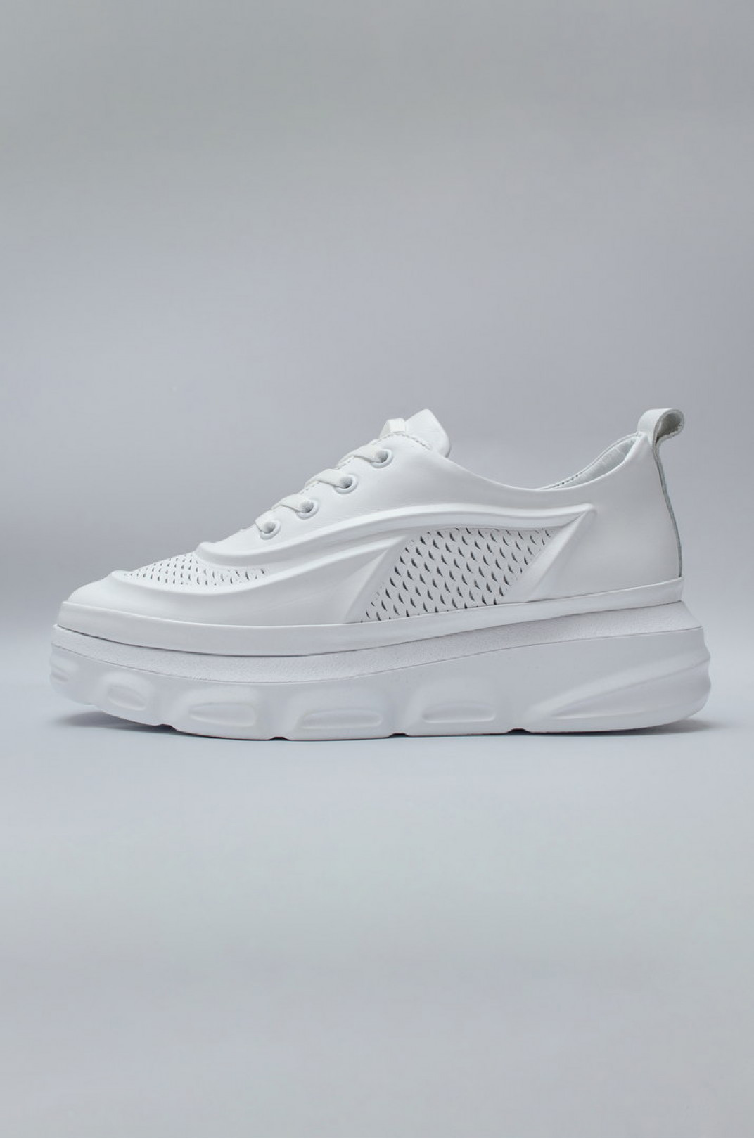 Стильні білі кросівки з перфорацією великих розмірів