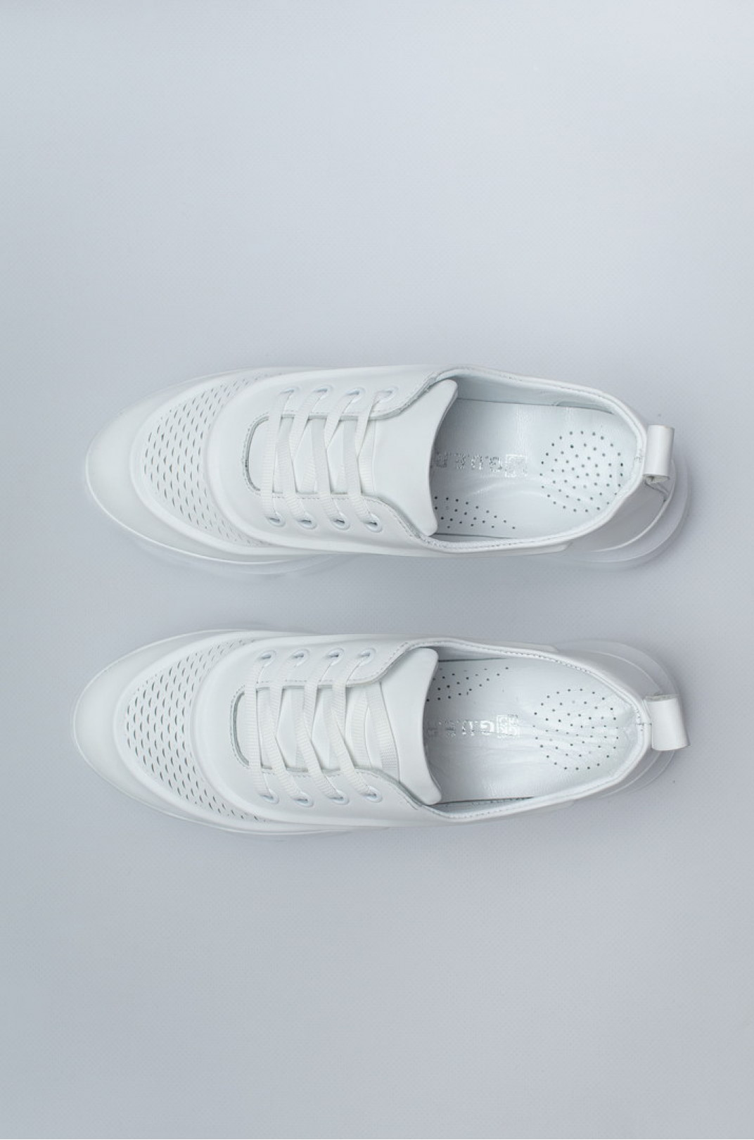 Стильные белые кроссовки с перфорацией больших размеров
