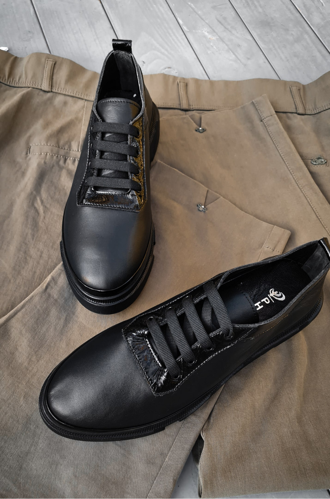 Удобные базовые кроссовки черная кожа больших размеров