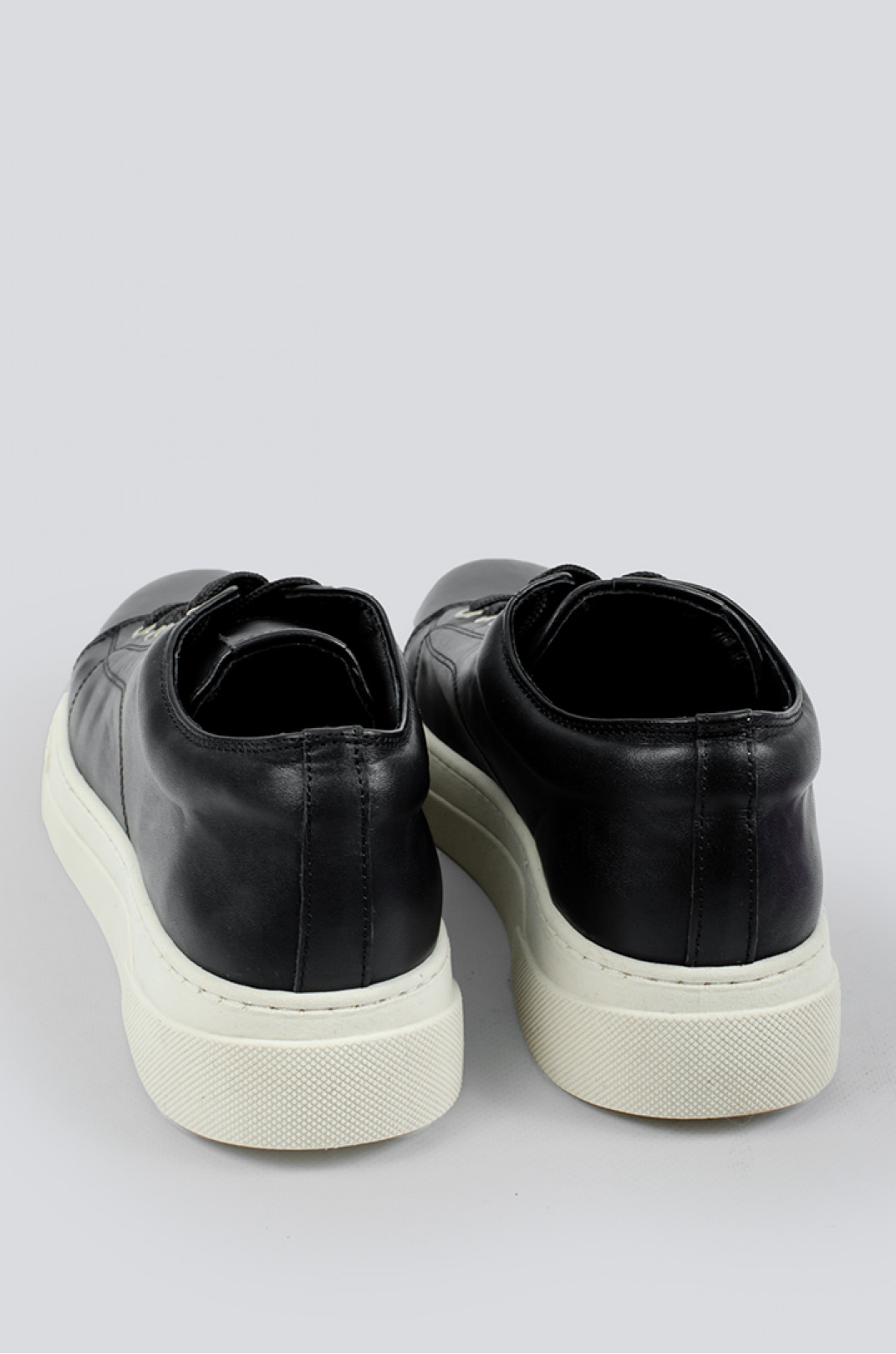 Кросівки чорні шкіряні зі світлою підошвою великих розмірів