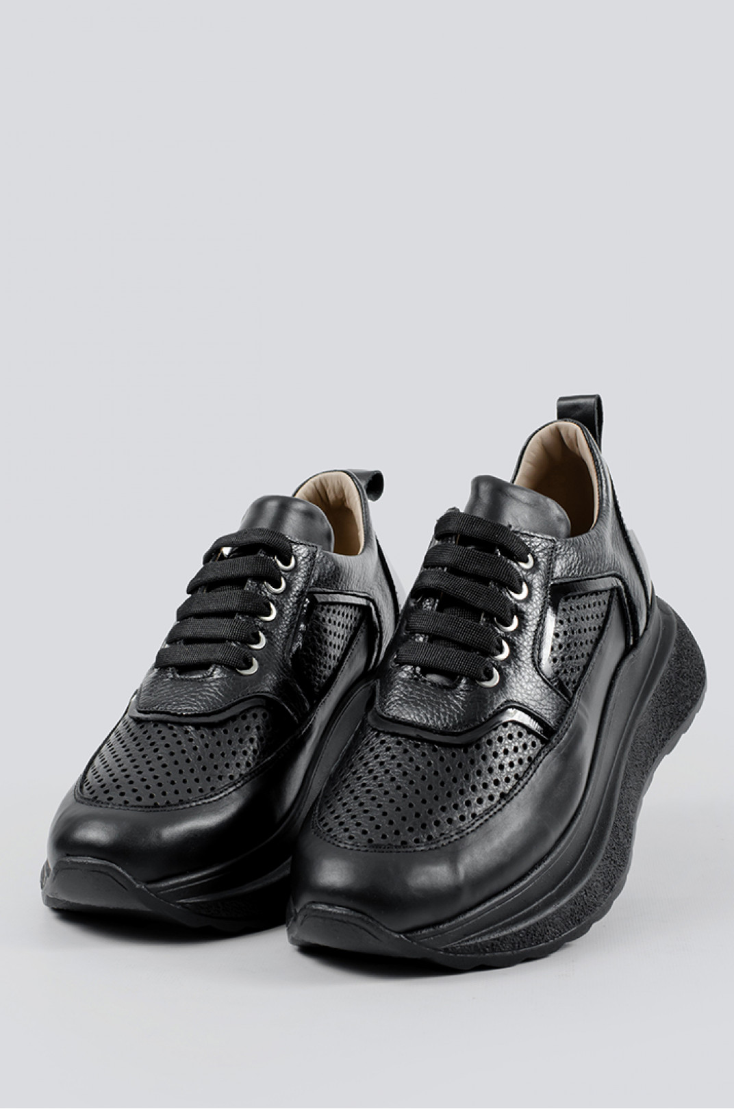 Кросівки чорні з перфорацією великих розмірів