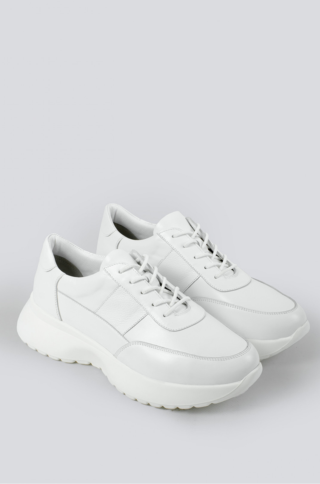 Білі шкіряні кросівки великих розмірів
