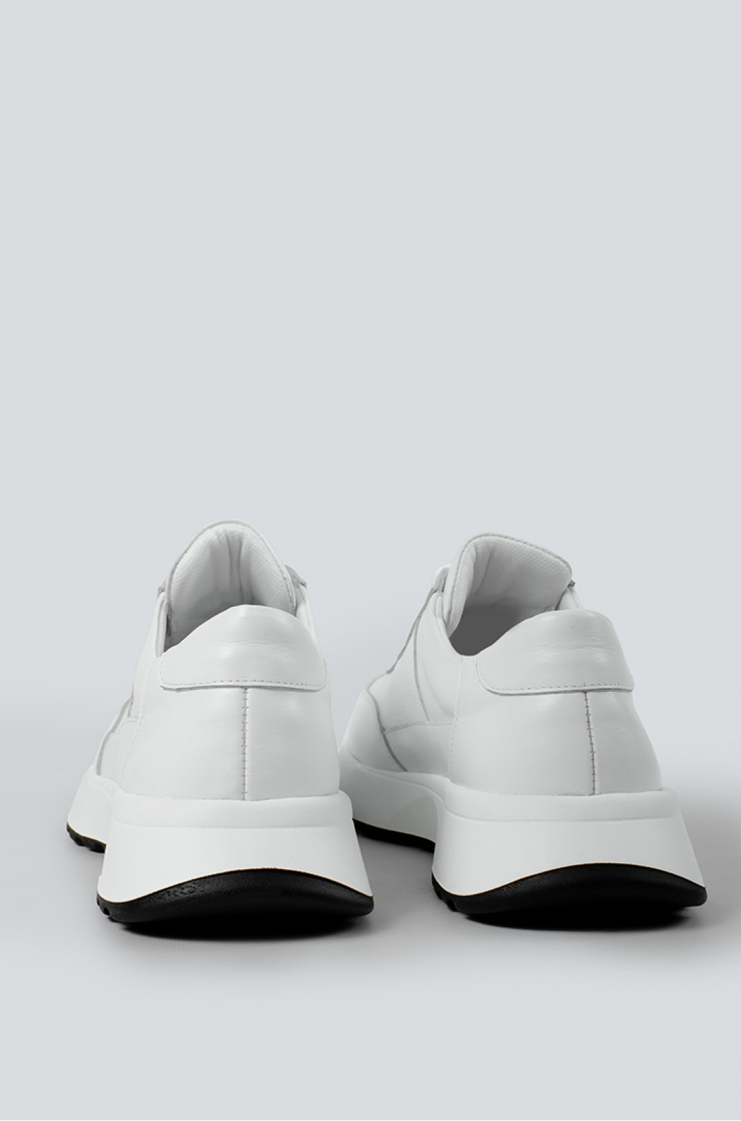 Зручні  білі кросівки великих розмірів