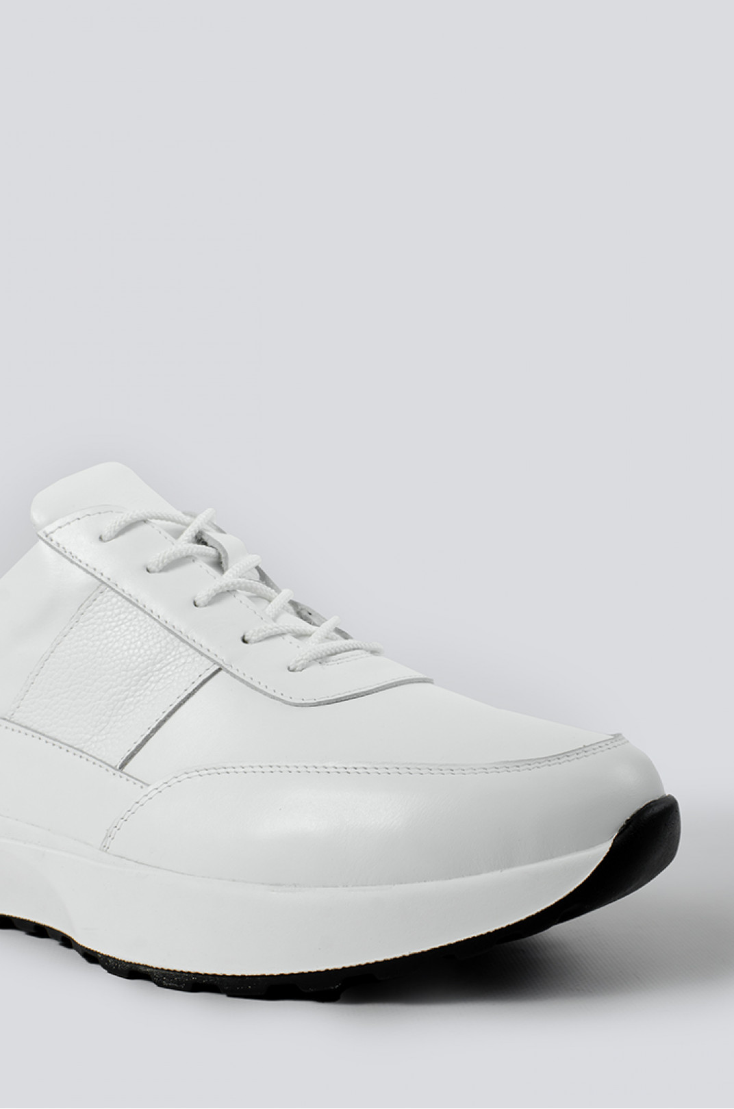 Зручні  білі кросівки великих розмірів