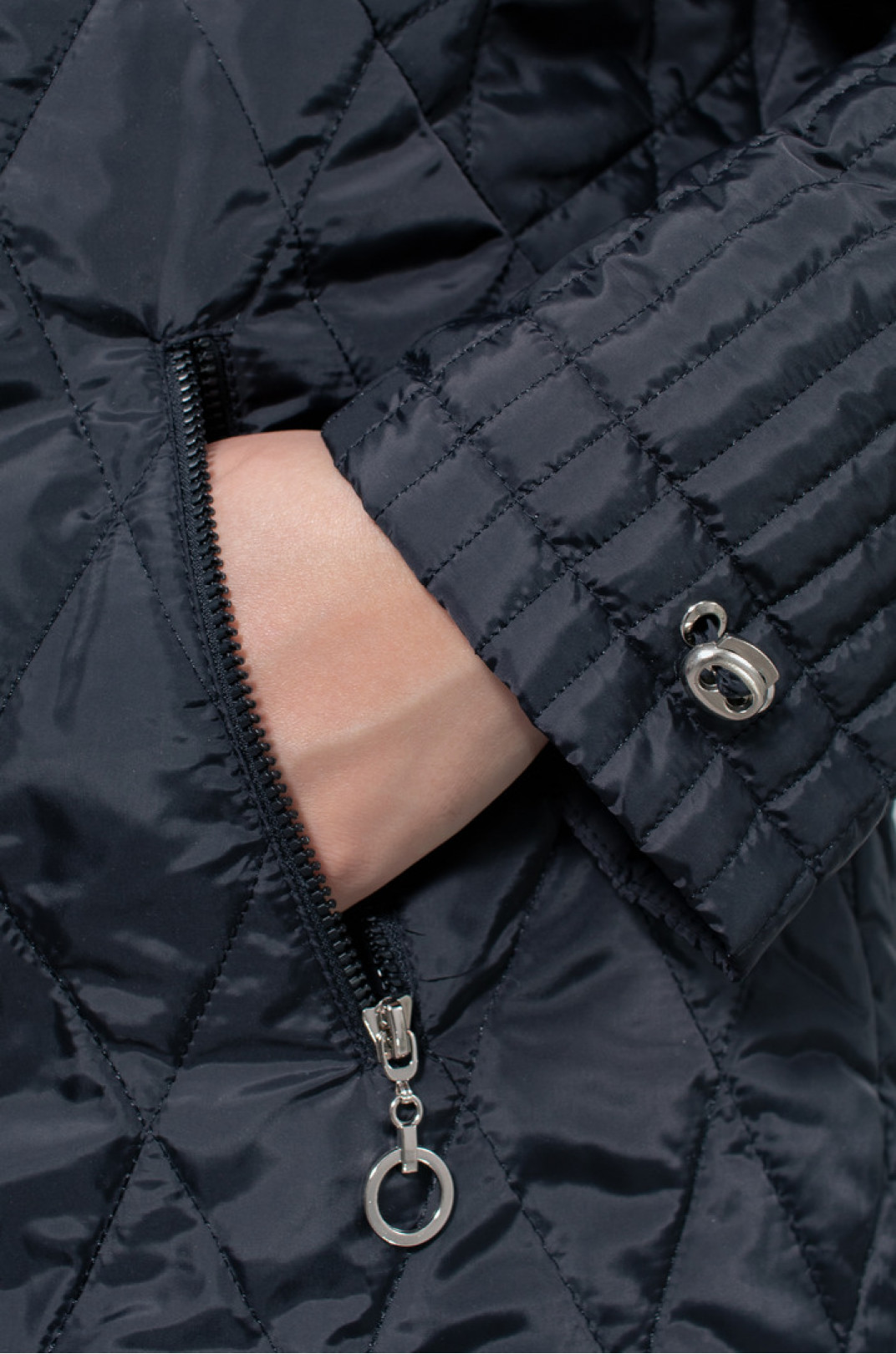 Куртка коротка стьобана з рукавами на затяжках батал