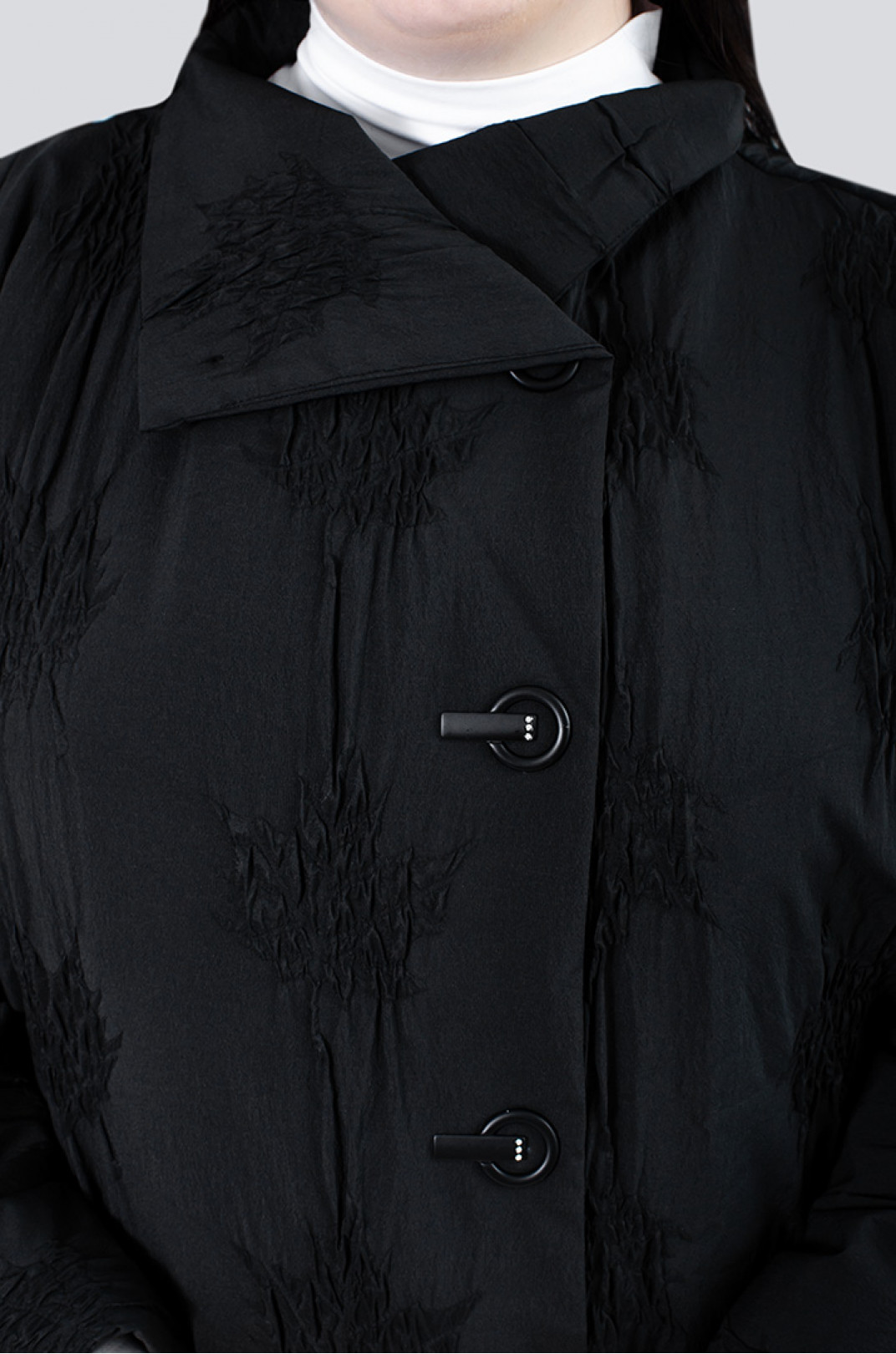 Легкая короткая куртка в текстурный узор супер батал