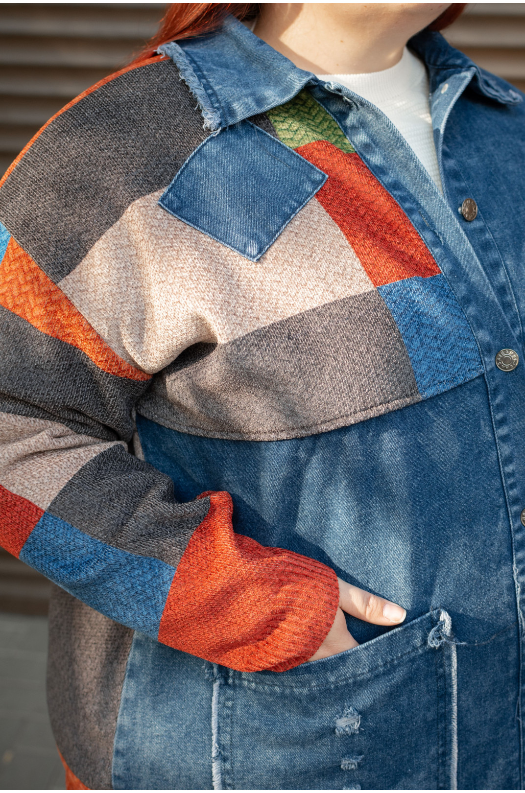 Куртка джинсовая с цветными вязаными вставками батал