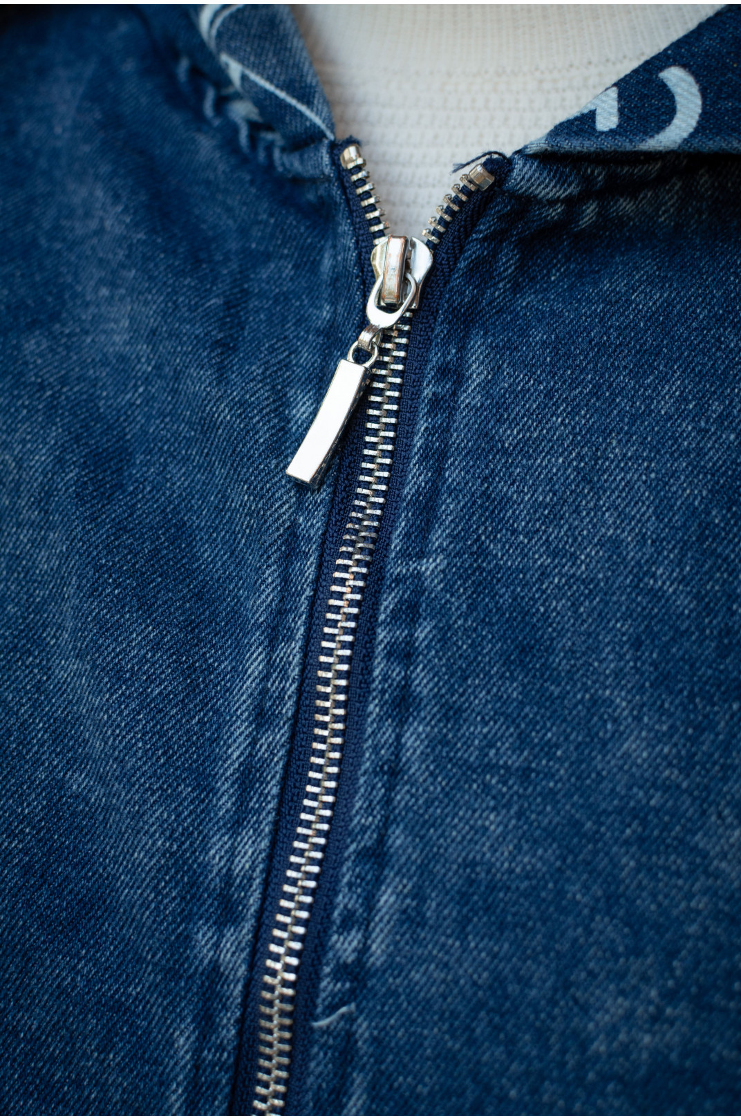 Куртка джинсова з капюшоном в принт батал