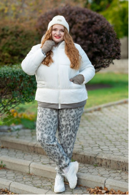 Короткая куртка в сочетании молочного и серого цветов больших размеров