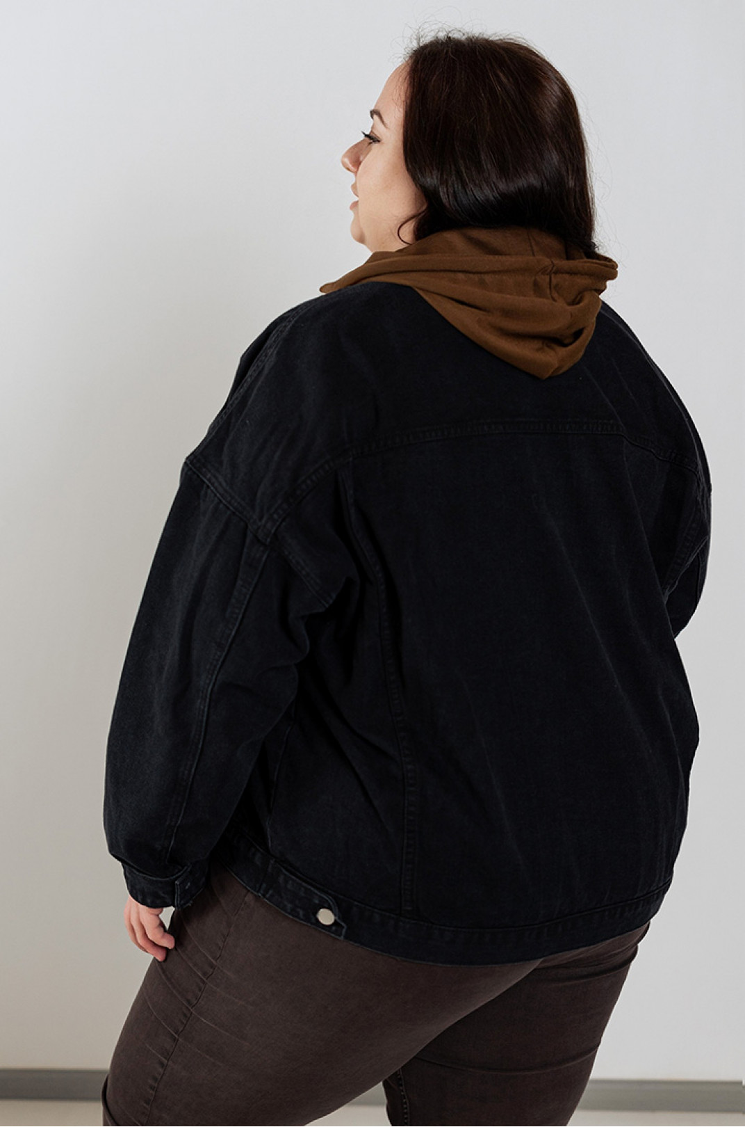 Джинсовая графитовая куртка с капюшоном больших размеров