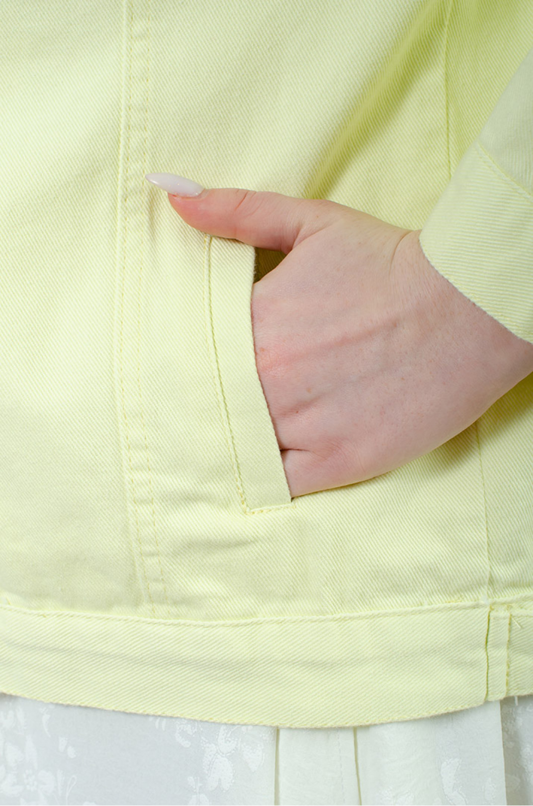 Стильна джинсова куртка в різних кольорах великих розмірів