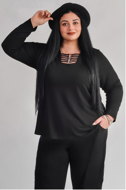 Чорна блуза з акцентною декоративною планкою великих розмірів