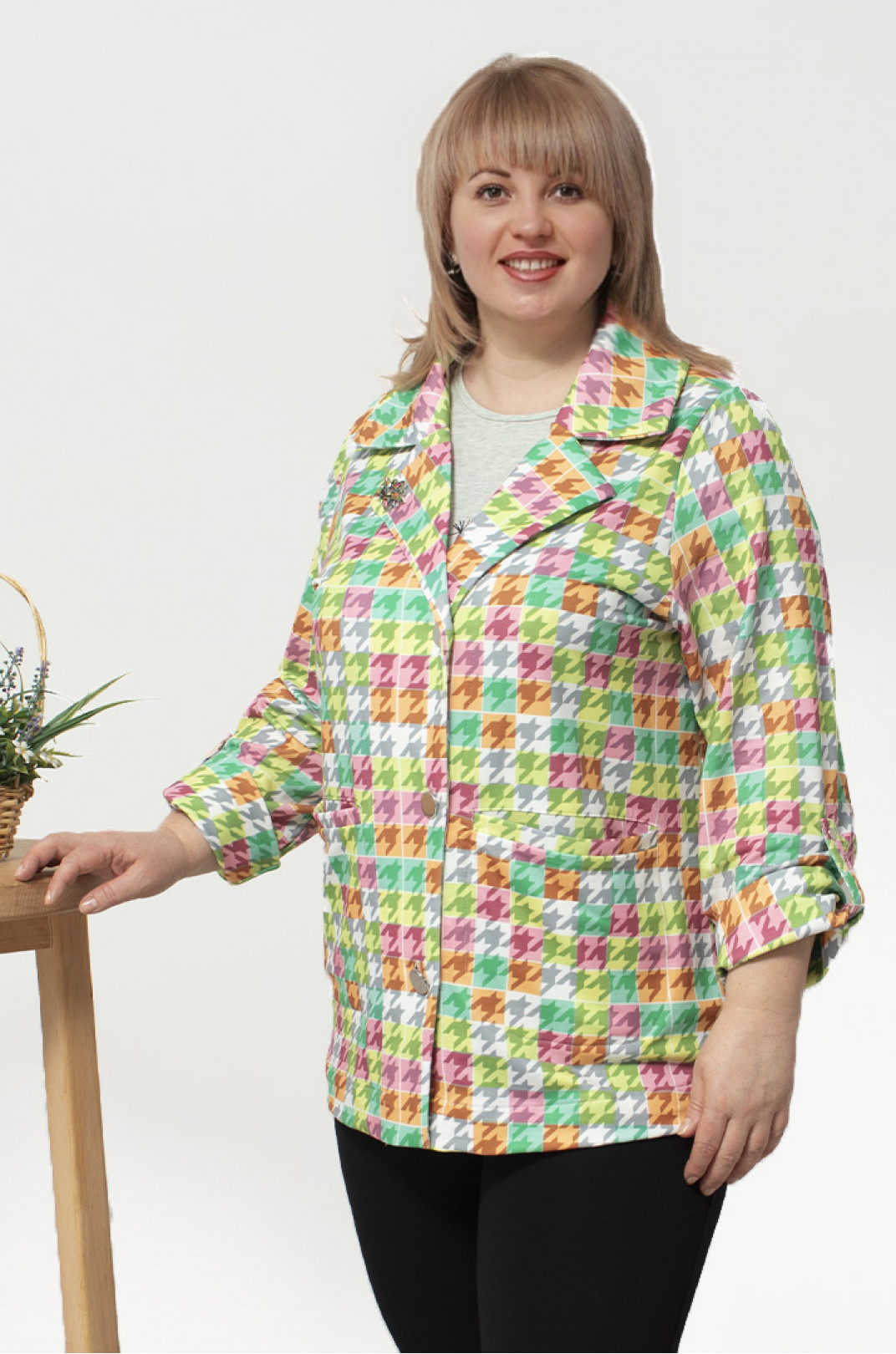 Пиджак в разноцветную клеточку с украшением батал