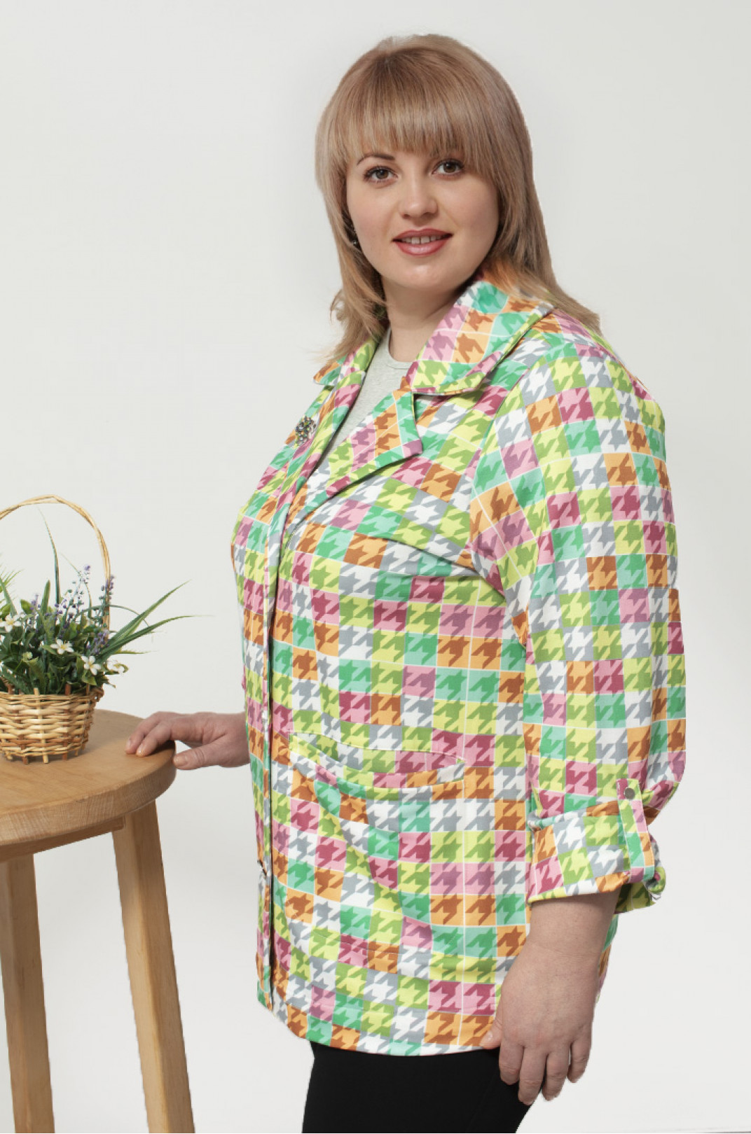 Пиджак в разноцветную клеточку с украшением батал