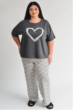 Пижама с брюками в графитово-молочном стиле с сердцем больших размеров