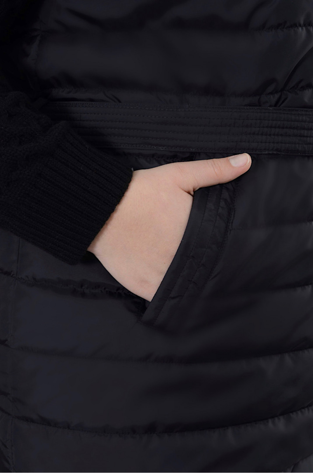 Пальто однотонное стеганное с капюшоном батал