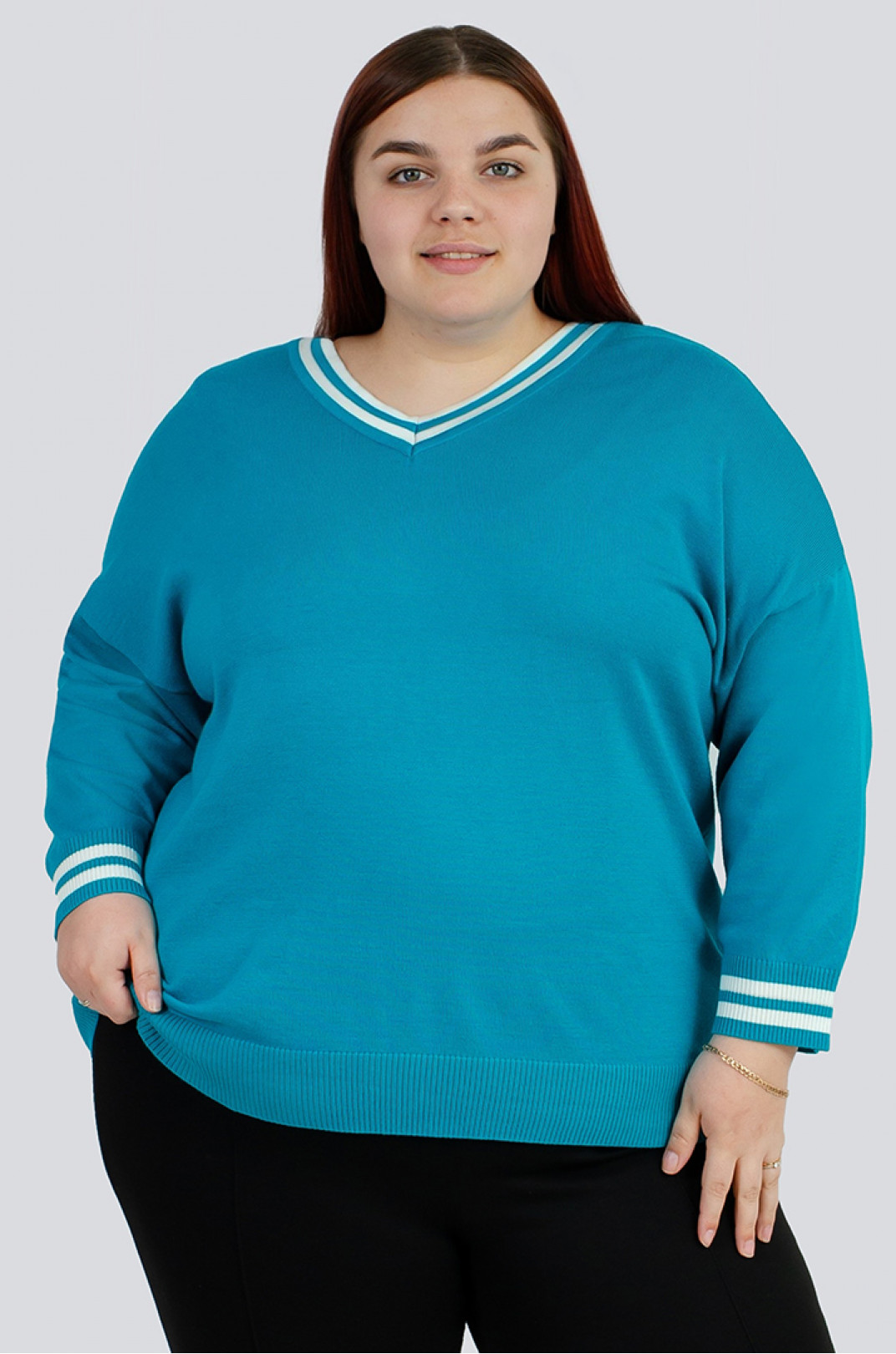 Мягкий пуловер с треугольной горловиной больших размеров