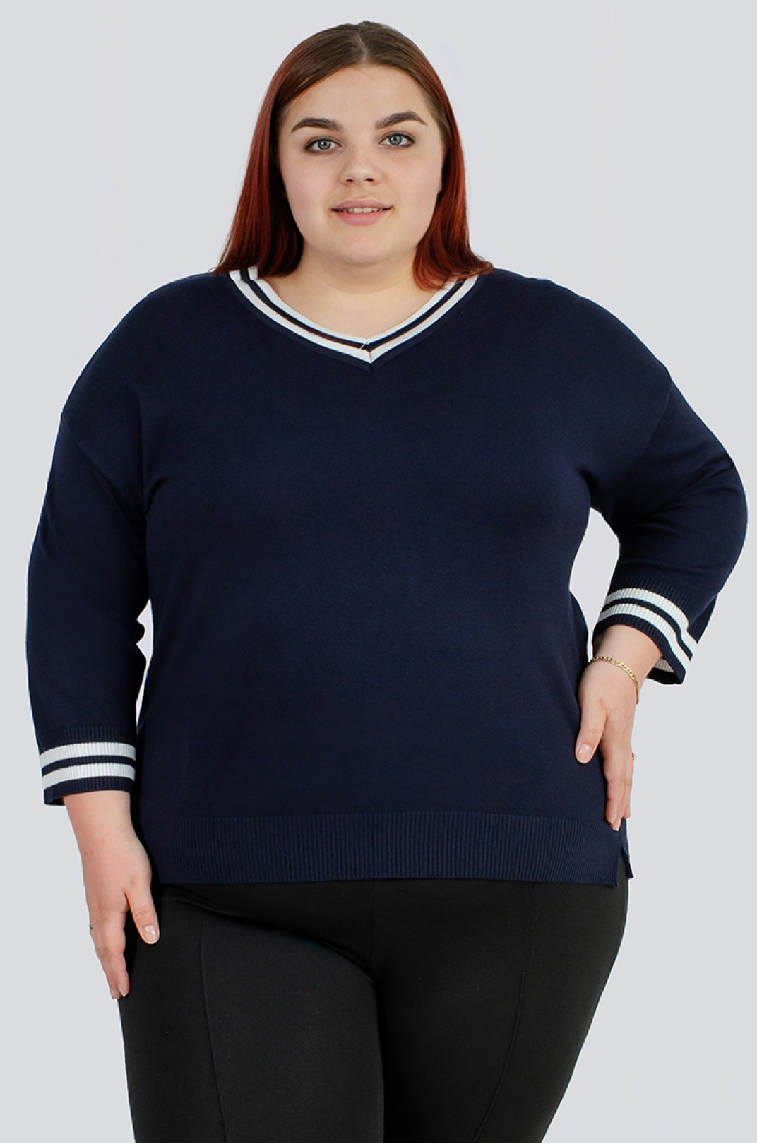 Мягкий пуловер с треугольной горловиной больших размеров