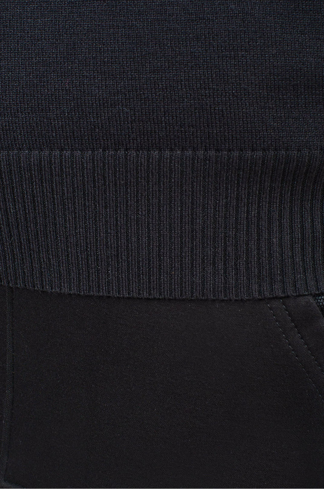 Мягкий пуловер декорирован блестками больших размеров