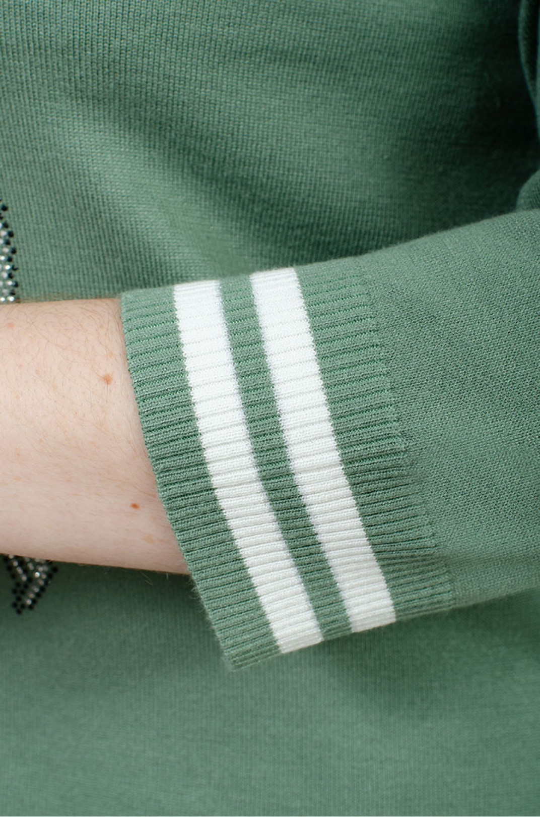Мягкий пуловер декорирован блестками больших размеров