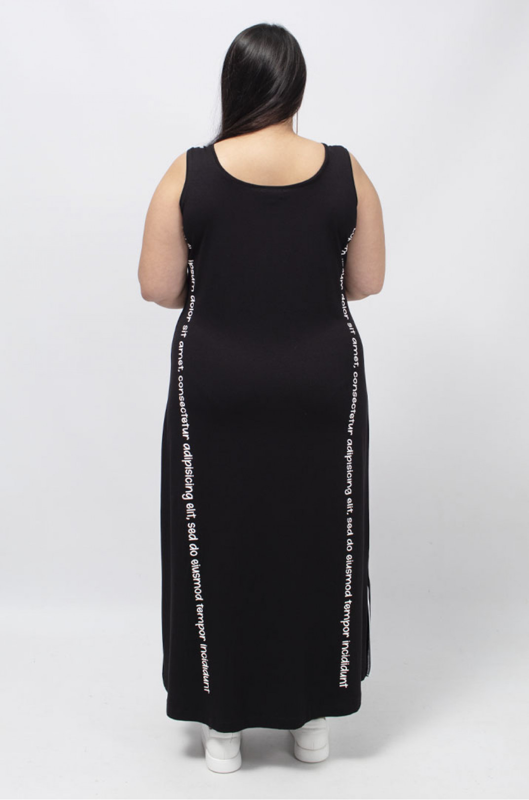 Сарафан-платье с вертикальными надписями, стразами и разрезами батал
