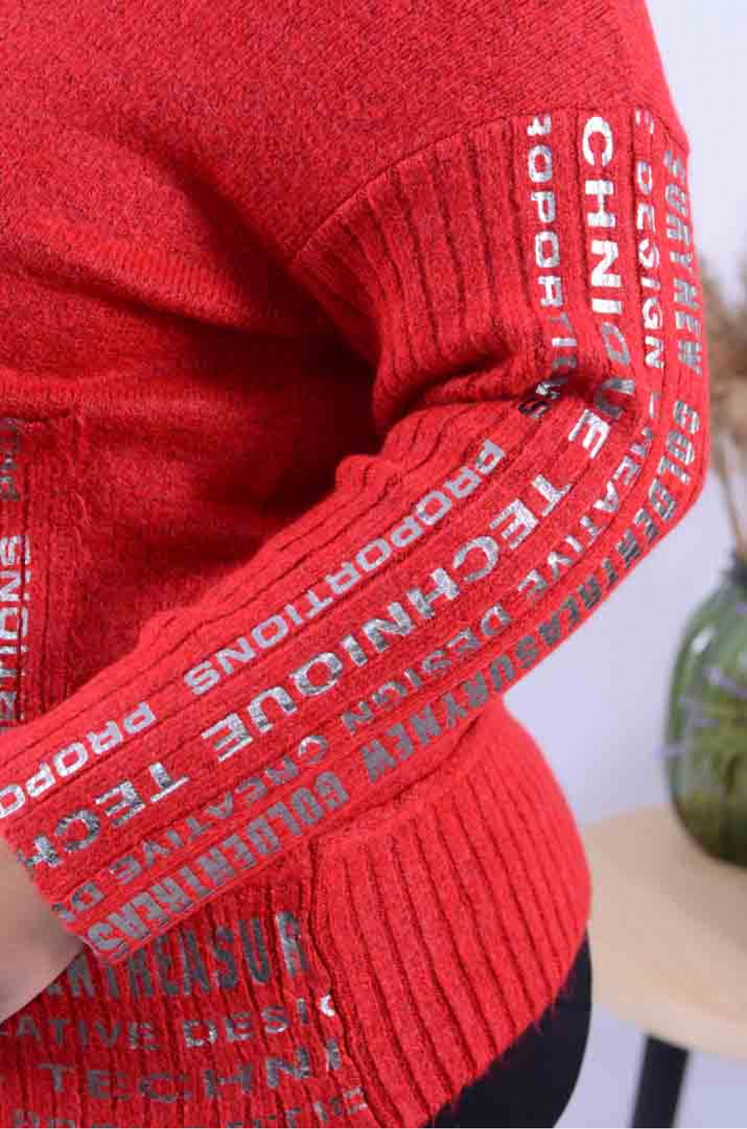 Теплый укороченный свитер с яркими надписями