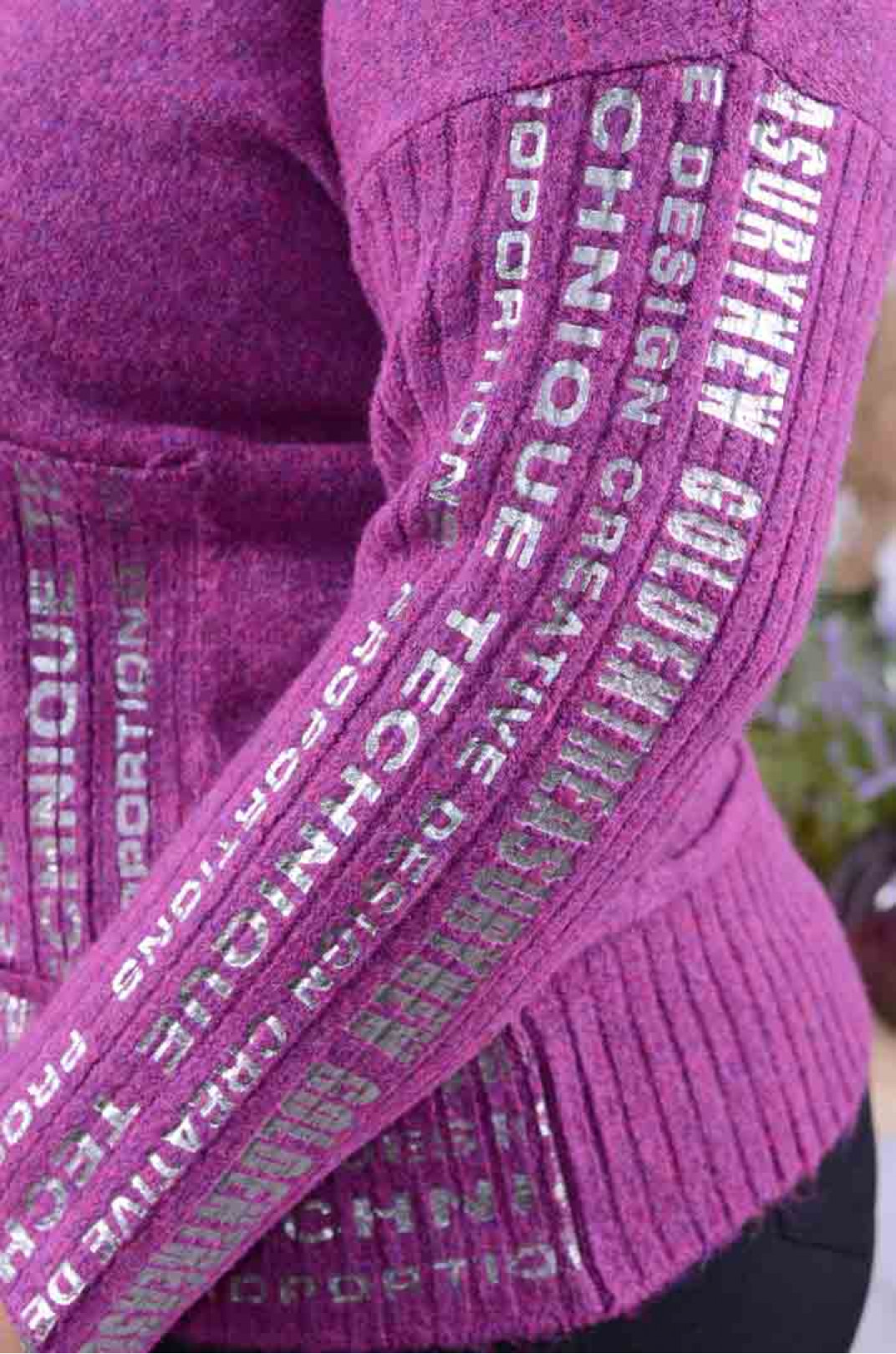 Теплый укороченный свитер с яркими надписями