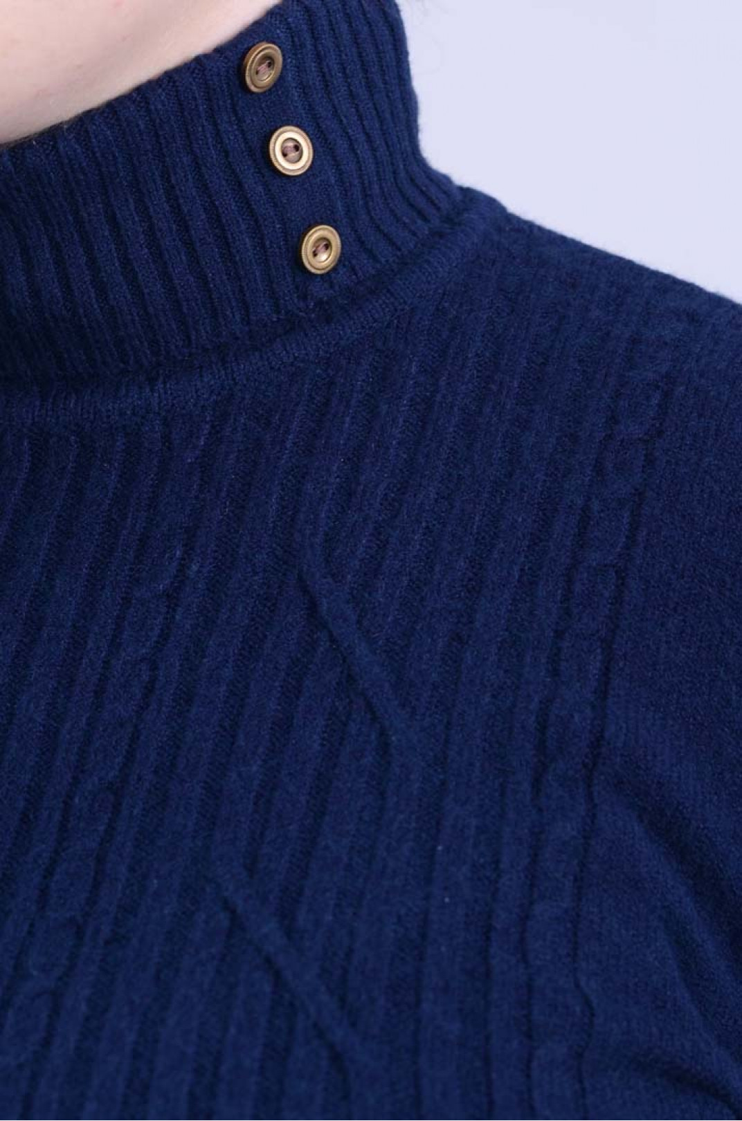 Подовжений однотонний светр з декором