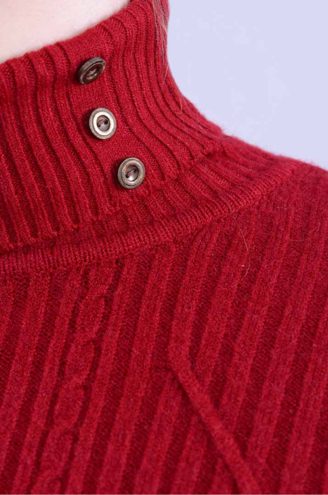 Удлиненный однотонный свитер с декором