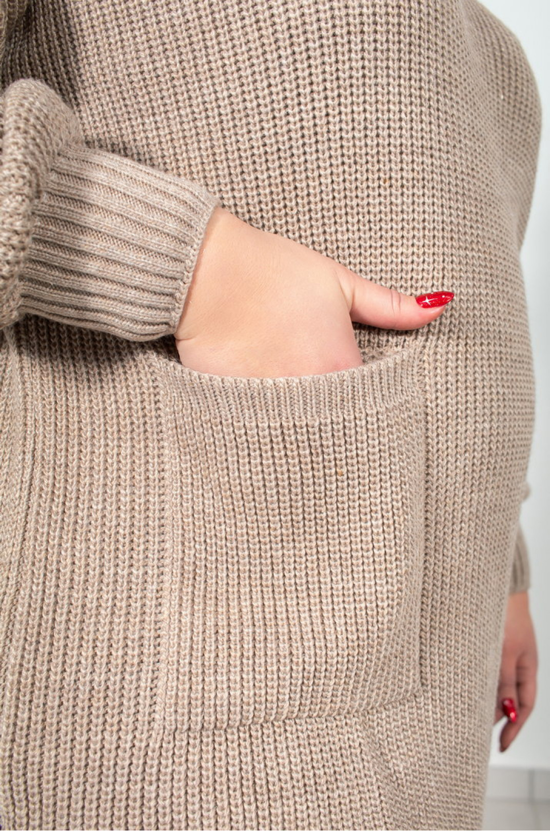 Длинный вязаный свитер с карманами батал