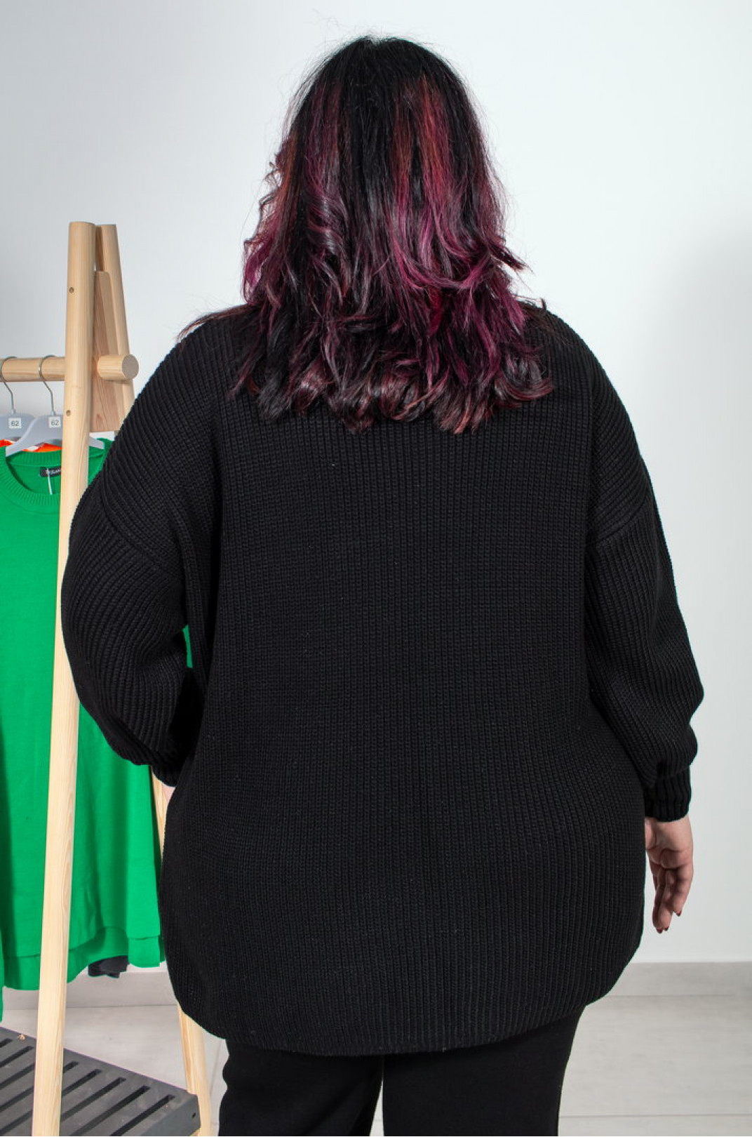 Длинный вязаный свитер с карманами батал
