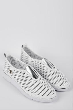 Сліпони в білому кольорі з декоративним акцентом великих розмірів