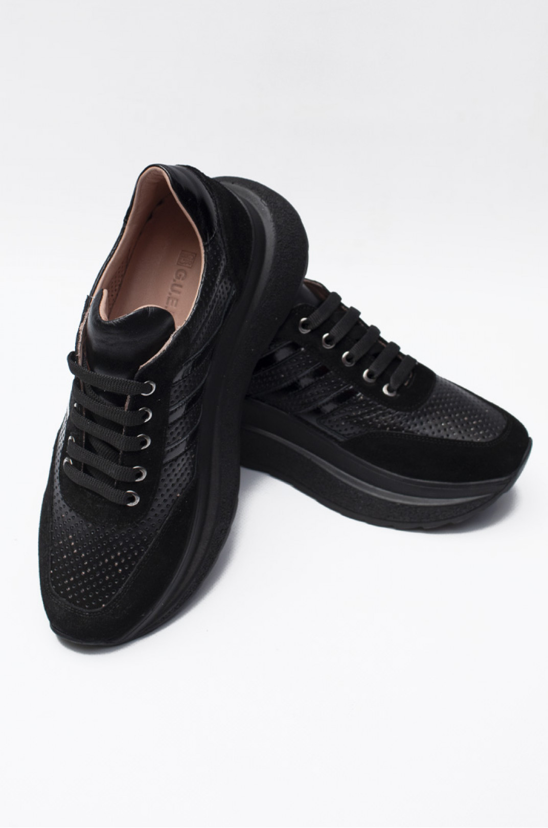 Стильні чорні кросівки із перфорованої шкіри великих розмірів
