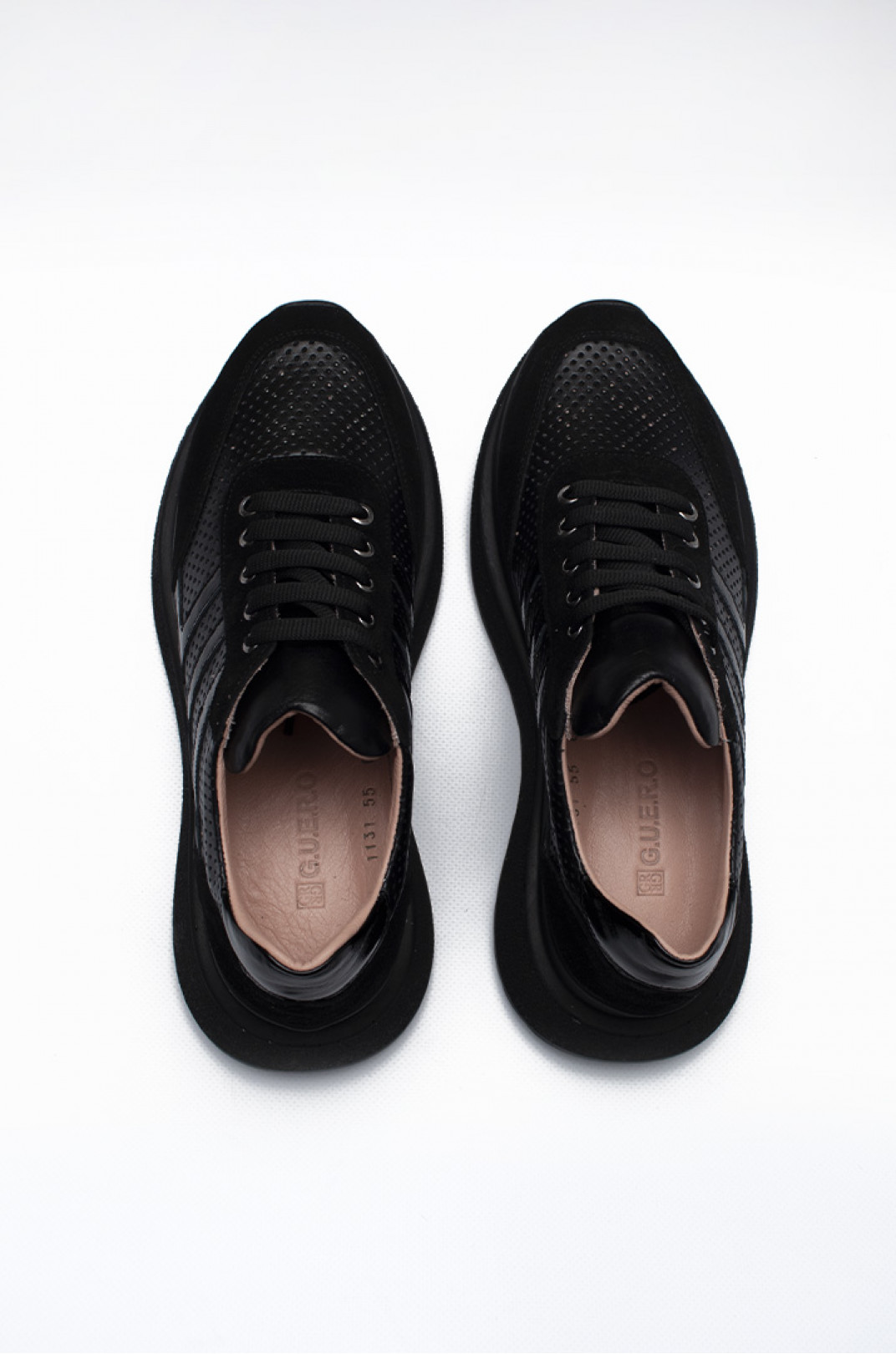 Стильні чорні кросівки із перфорованої шкіри великих розмірів