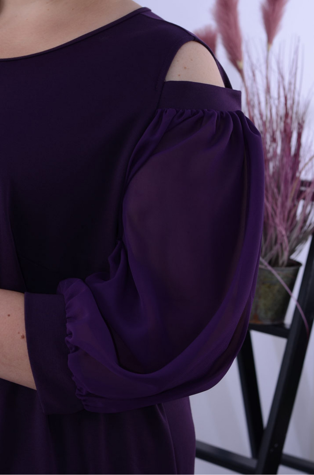 Сукня міді з відкритими плечима і шифоновими рукавами