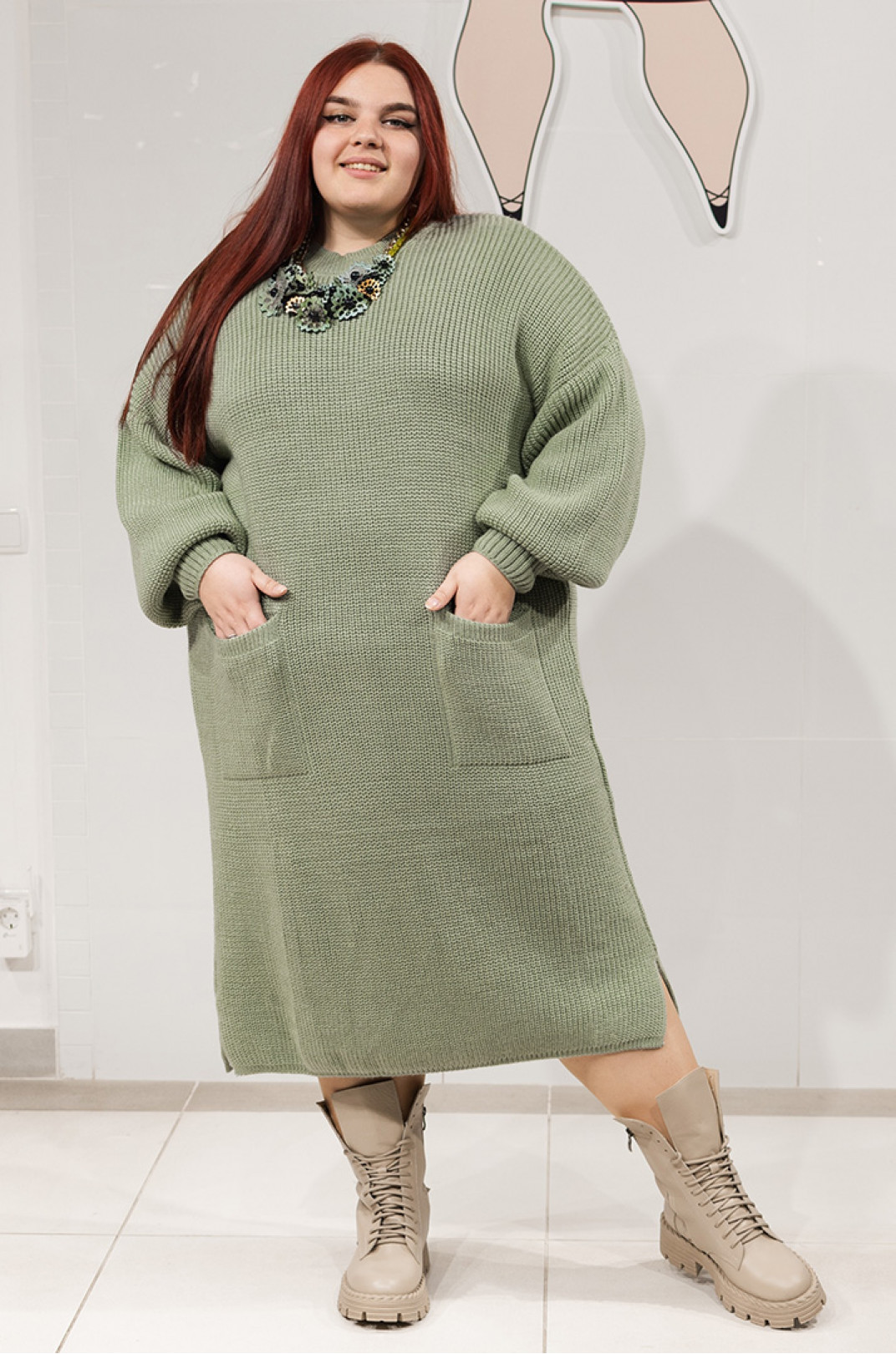 Теплое вязаное платье с карманами батал