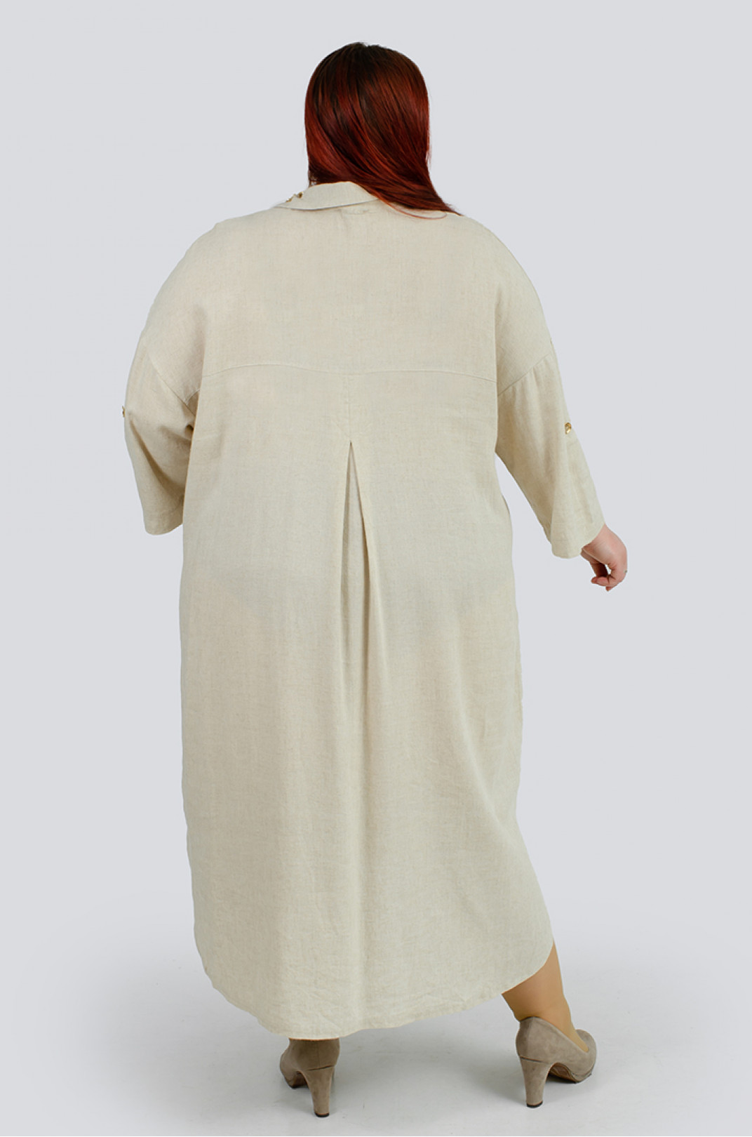 Льняное однотонное платье с украшением батал