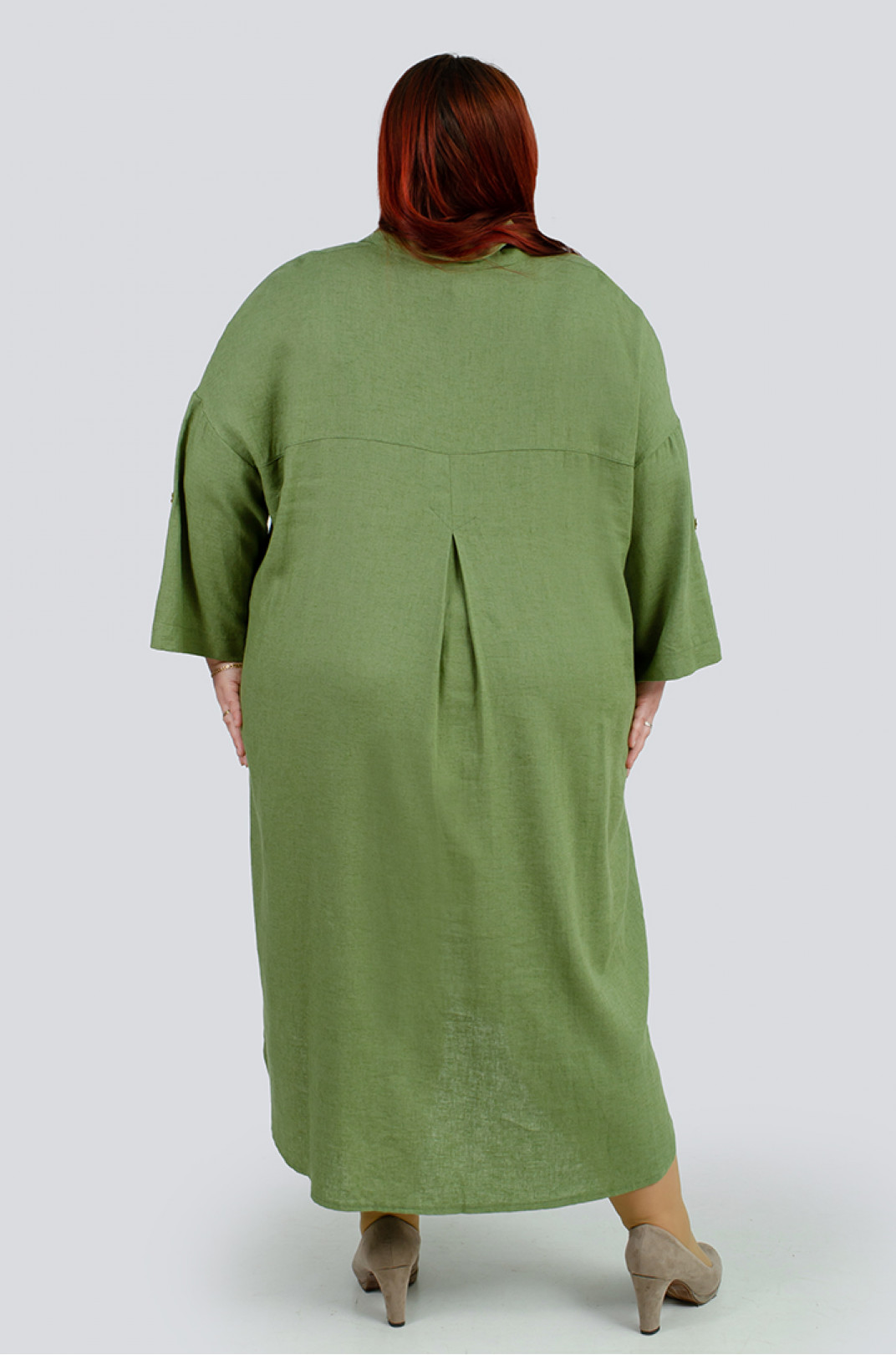 Льняное однотонное платье с украшением батал
